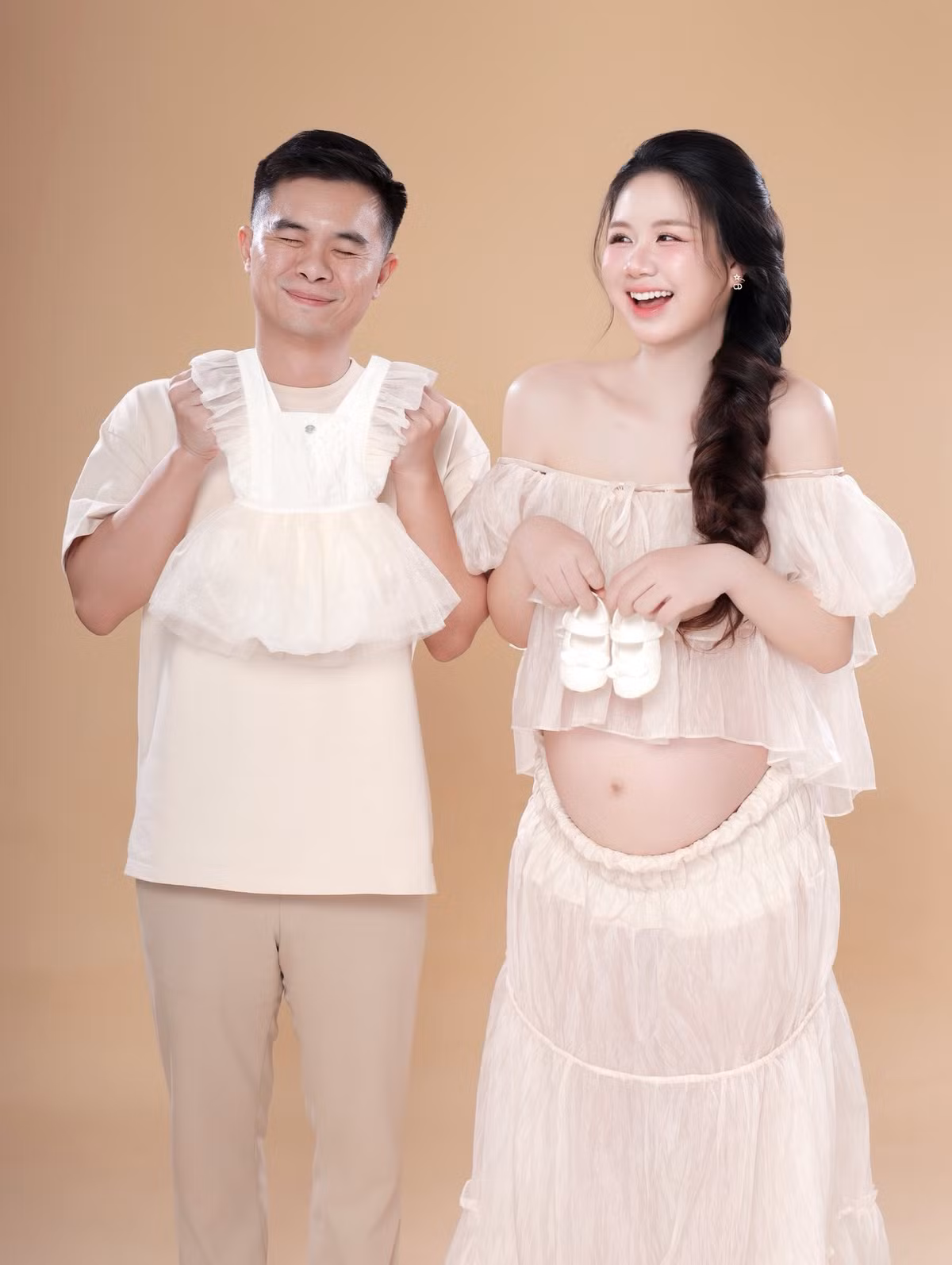 Minh Phụng cùng ông xã cũng khéo khoe em bé là một "tiểu công chúa" khi cầm trên tay những đồ vật nhỏ xinh như chiếc váy xòe đáng yêu hay đôi giày nhỏ nhắn. (Ảnh: FBNV)