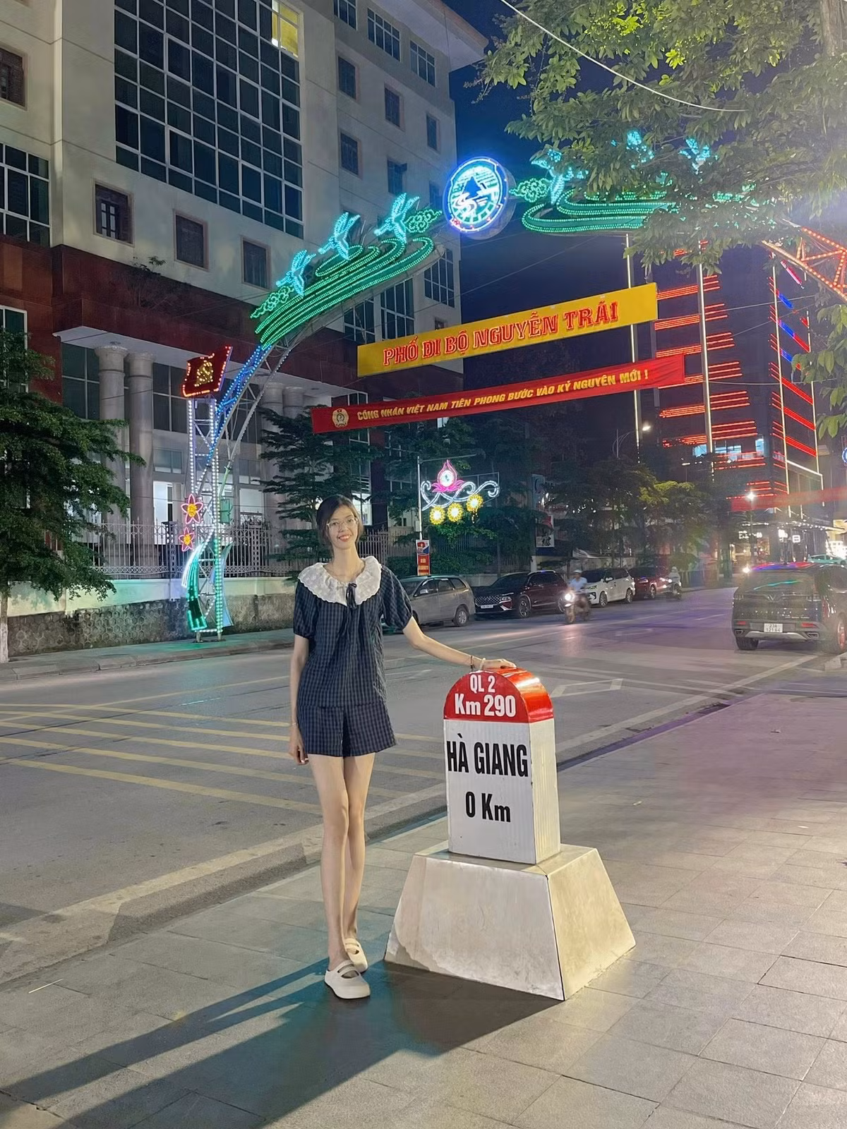 Từ ngày còn bé, bởi sở hữu chiều cao vượt trội nên cô nàng luôn cao lớn hơn các bạn cùng trang lứa.