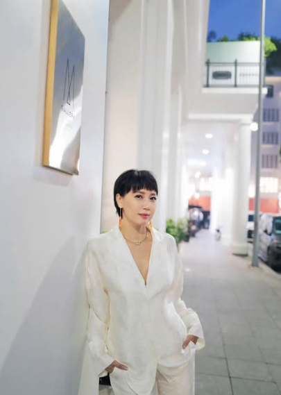 Bà sở hữu chiều cao lý tưởng và thân hình mảnh mai nhờ chế độ ăn uống lành mạnh và thói quen tập Yoga bay. Doãn Hải My từng tiết lộ cô thừa hưởng cơ địa "ăn mãi không béo" từ mẹ. (Ảnh IGNV)