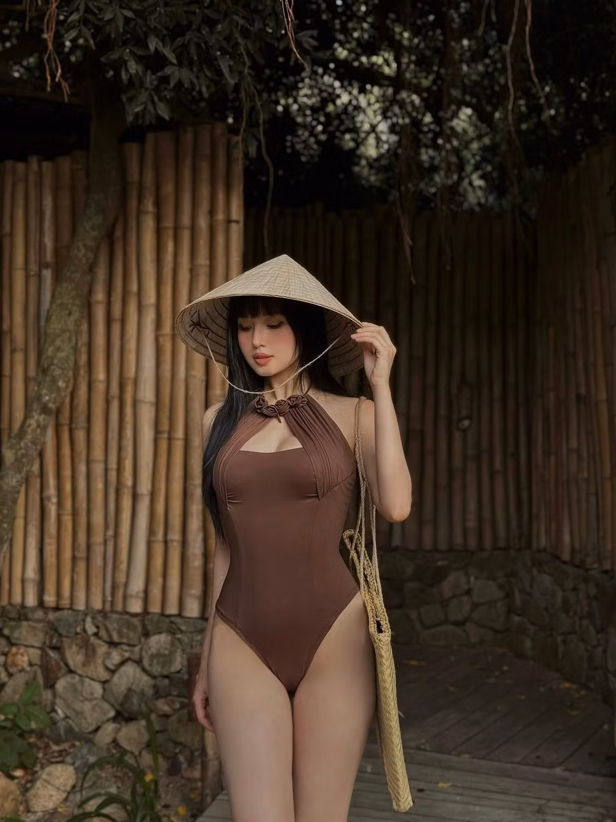 Ở phần bình luận, nhiều người đã phải xuýt xoa với nhan sắc không tuổi của nàng hot girl đời đầu: "Bao nhiêu năm vẫn đẹp như ngày xưa chị ơi, có dấu hiệu lão hóa ngược luôn ạ", "Đệ nhất mỹ nhân", "Mẫn Nhi lòng em". (Ảnh: FBNV)