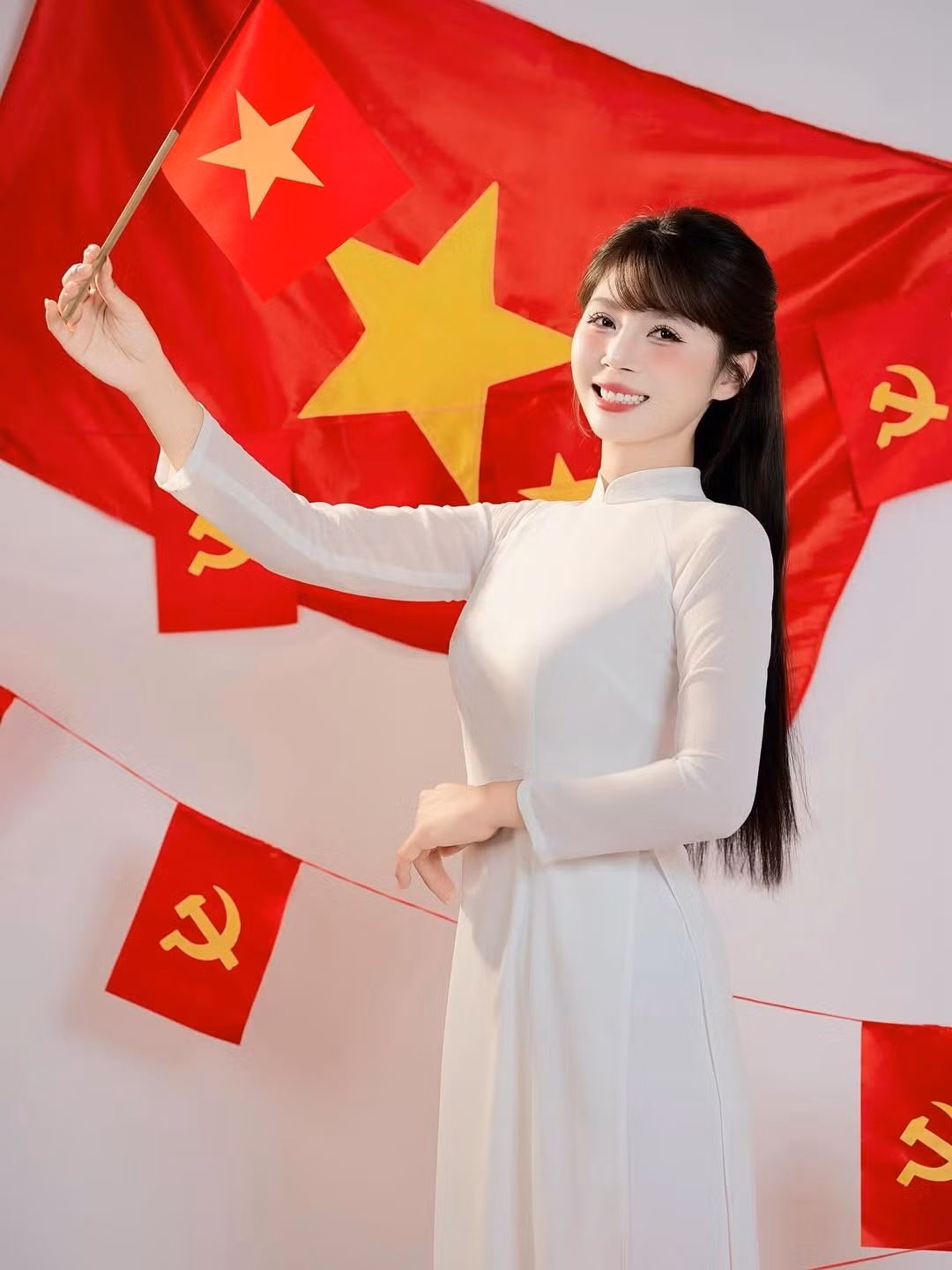 Từ hành động tay đặt lên ngực trái, chào cờ, đến việc cầm lá cờ nhỏ vẫy nhẹ nhàng, mỗi cử chỉ đều toát lên sự trân trọng và lòng biết ơn đối với Tổ quốc. (Ảnh: IGNV)