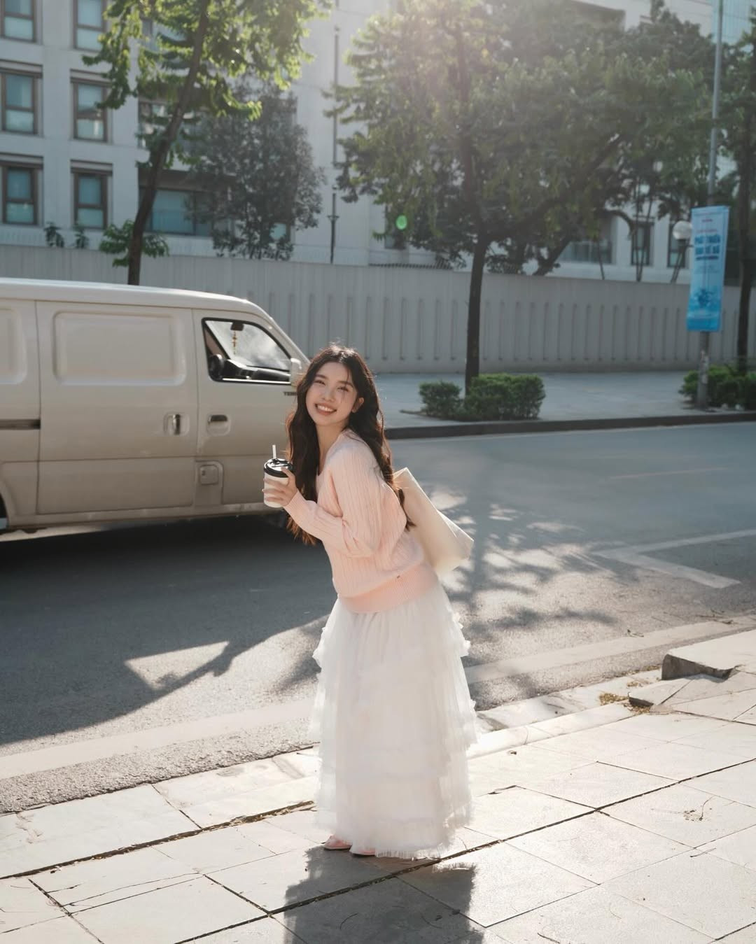 Tính đến thời điểm hiện tại, Trịnh Hà Vi sở hữu lượng người theo dõi đáng mơ ước với hơn 1 triệu người theo dõi trên tất cả các nền tảng. Cô không chỉ chia sẻ về thời trang mà còn truyền cảm hứng về lối sống tích cực, kinh nghiệm làm đẹp và những trải nghiệm du lịch thực tế. (Ảnh: IGNV)