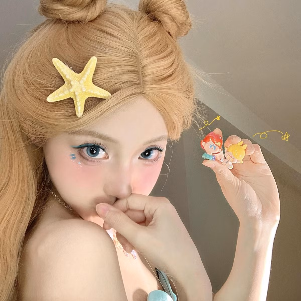 Đặc biệt, khi kết hợp cùng những bộ bikini, váy maxi hay trang phục bohemian, những chiếc kẹp tóc này sẽ hoàn thiện vẻ ngoài "nàng thơ biển cả", giúp các cô gái tự tin tỏa sáng trong mọi khung hình.