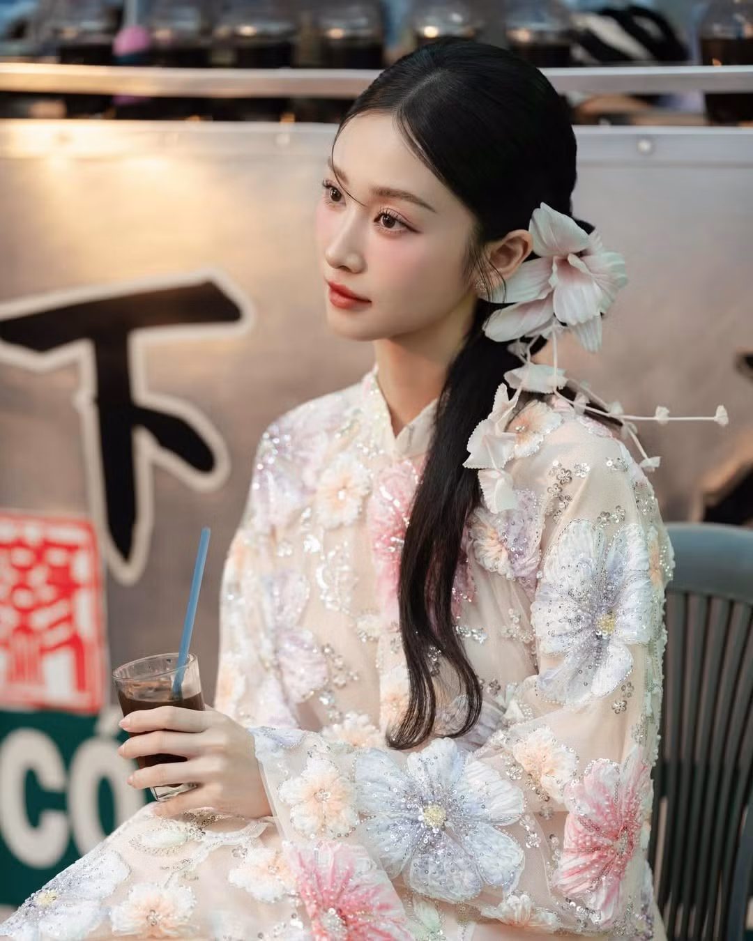 Lối trang điểm trong trẻo với tông hồng đào chủ đạo giúp gương mặt cô nàng trở nên rạng rỡ, tràn đầy sức sống dưới ánh nắng nhẹ của những ngày giáp Tết. (Ảnh: IGNV)