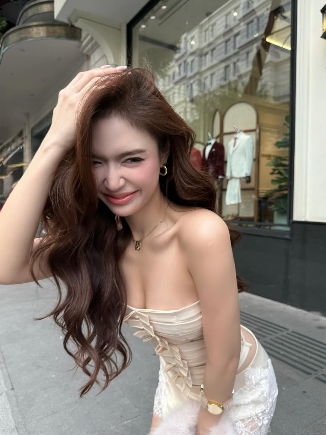 Mới đây, bộ ảnh xuống phố của hot girl Mai Hà Hoàng Yến đã nhanh chóng "gây bão" mạng xã hội. Không cần cầu kỳ trên thảm đỏ, chỉ với những khoảnh khắc đời thường tại các góc phố quen thuộc như khu vực Nhà hát Thành phố hay các quán cà phê phong cách retro, cô nàng vẫn toát lên thần thái sang chảnh và quyến rũ khó cưỡng. (Ảnh: IGNV)