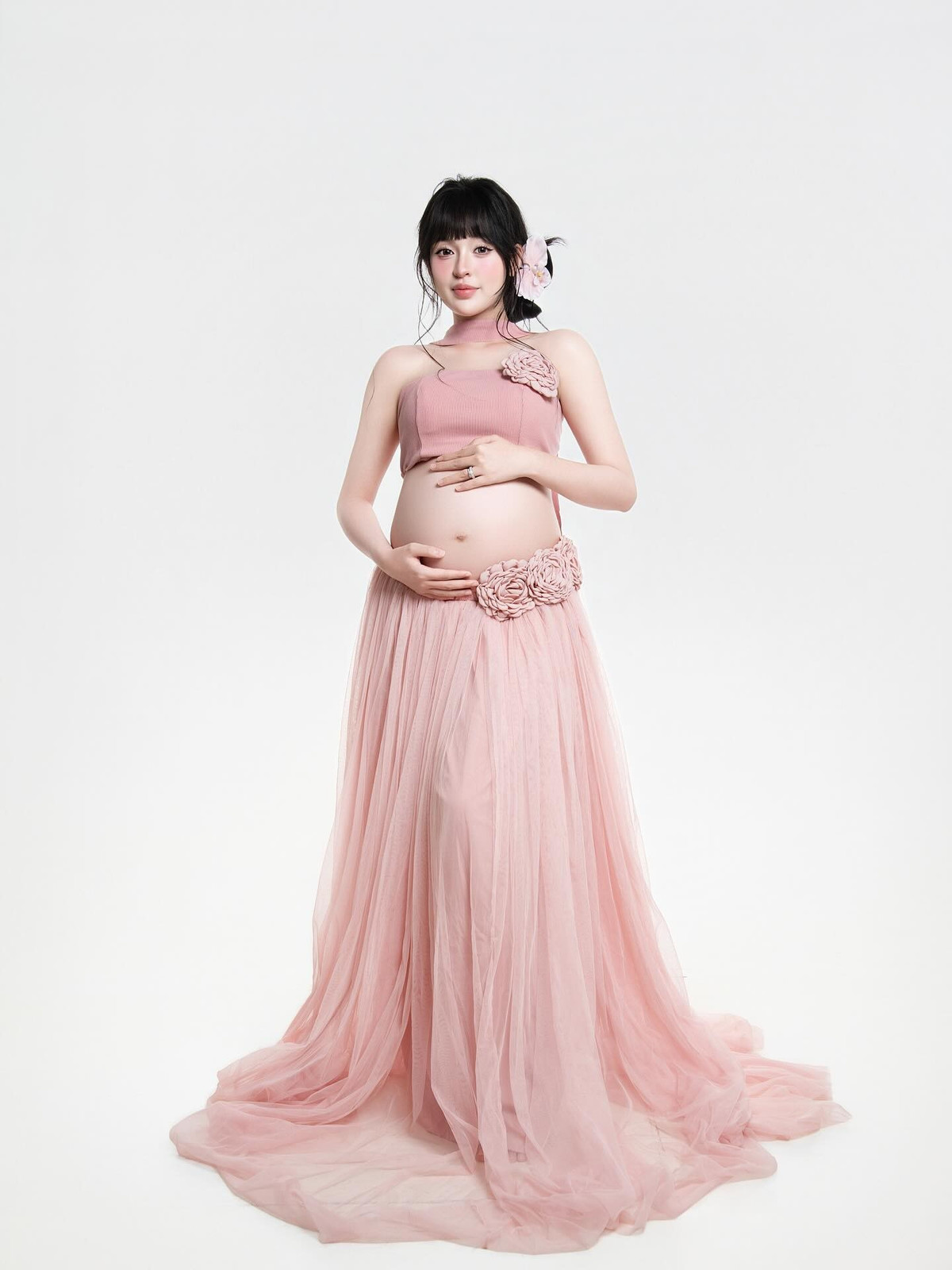 Cô cũng khéo léo sử dụng các chi tiết hoa hồng 3D làm điểm nhấn, đính trên áo, chân váy và cài tóc, càng làm tôn lên vẻ đẹp "nàng thơ" của mình. (Ảnh: Instagram @po.trann)