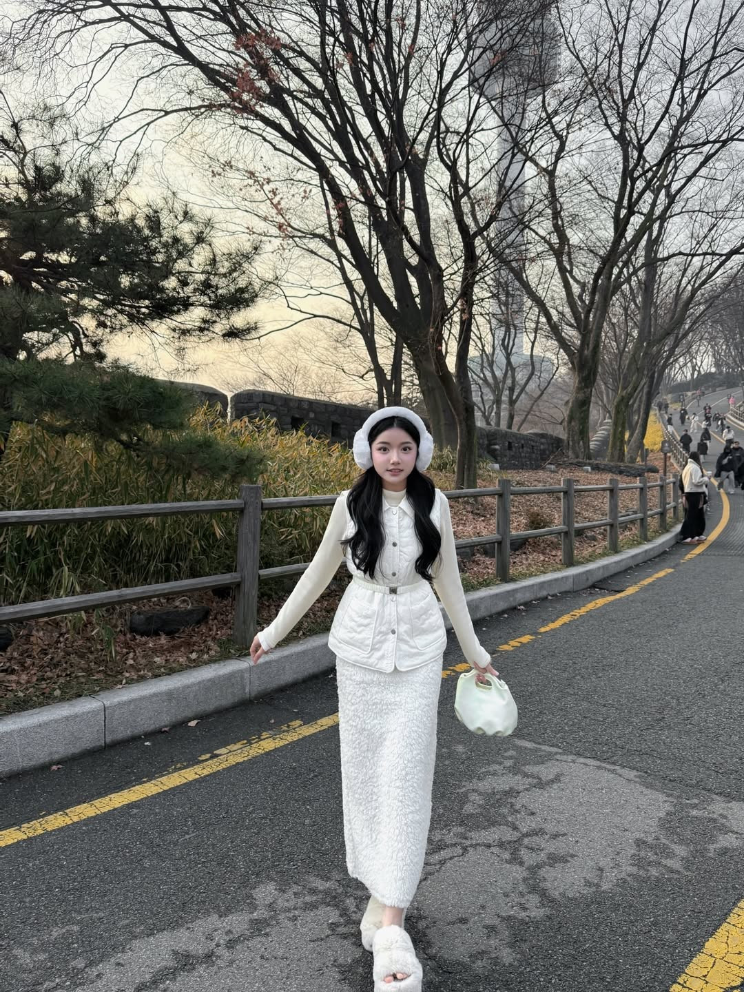 Nhiều khán giả bình luận rằng, dù đã quá quen với hình ảnh Quỳnh Trương duyên dáng trong các clip ăn uống, nhưng khi cô hóa thân thành "nàng thơ du lịch", sức hút vẫn không hề giảm sút. (Ảnh: IGNV)