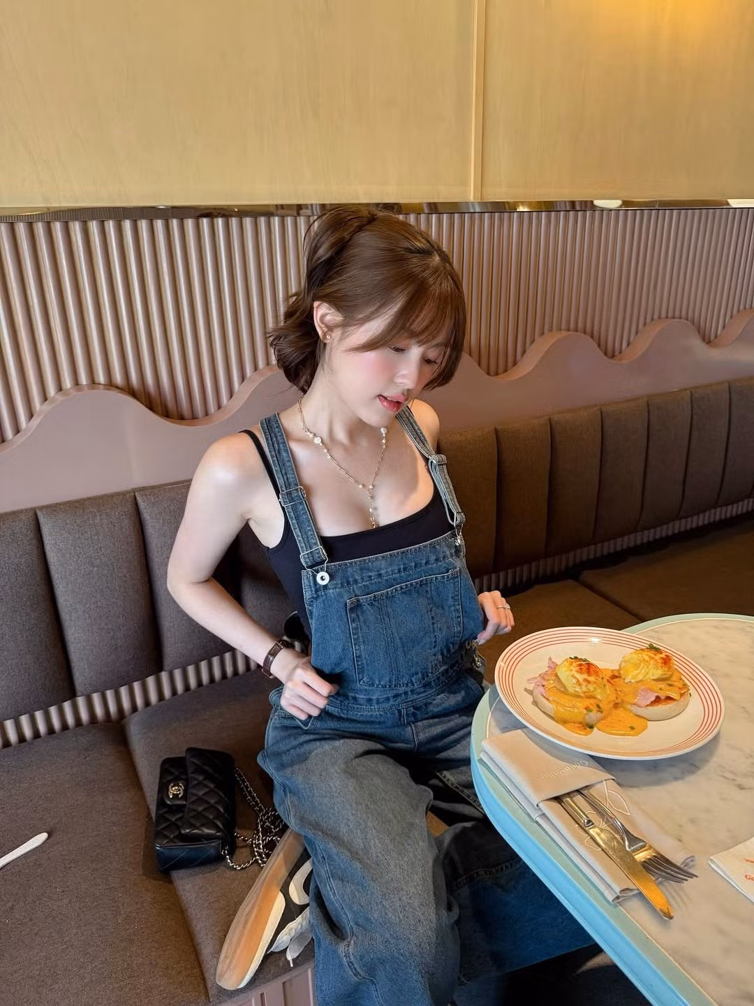 Khác với hình tượng nữ tính, váy áo điệu đà thường thấy, trong loạt ảnh mới Tăng Mỹ Hàn chọn cho mình một phong cách năng động, trẻ trung nhưng vẫn không kém phần quyến rũ. (Ảnh: FBNV)