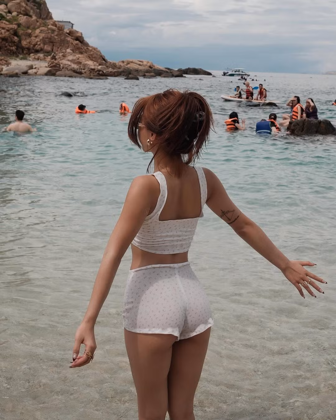 Không phải là những thiết kế bikini bé xíu như thường thấy, cô nàng vẫn hút trọn mọi ánh nhìn với đường cong bốc lửa cùng làn da rám nắng khỏe khoắn.