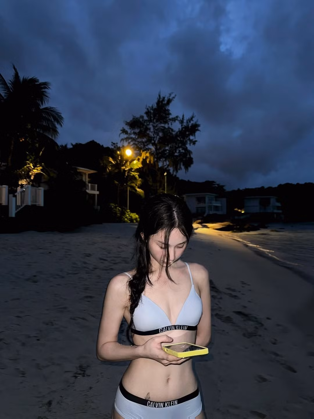 Loạt ảnh tập trung làm nổi bật vòng eo săn chắc không chút mỡ thừa và đường cong quyến rũ của Mina Young. (Ảnh: IGNV)