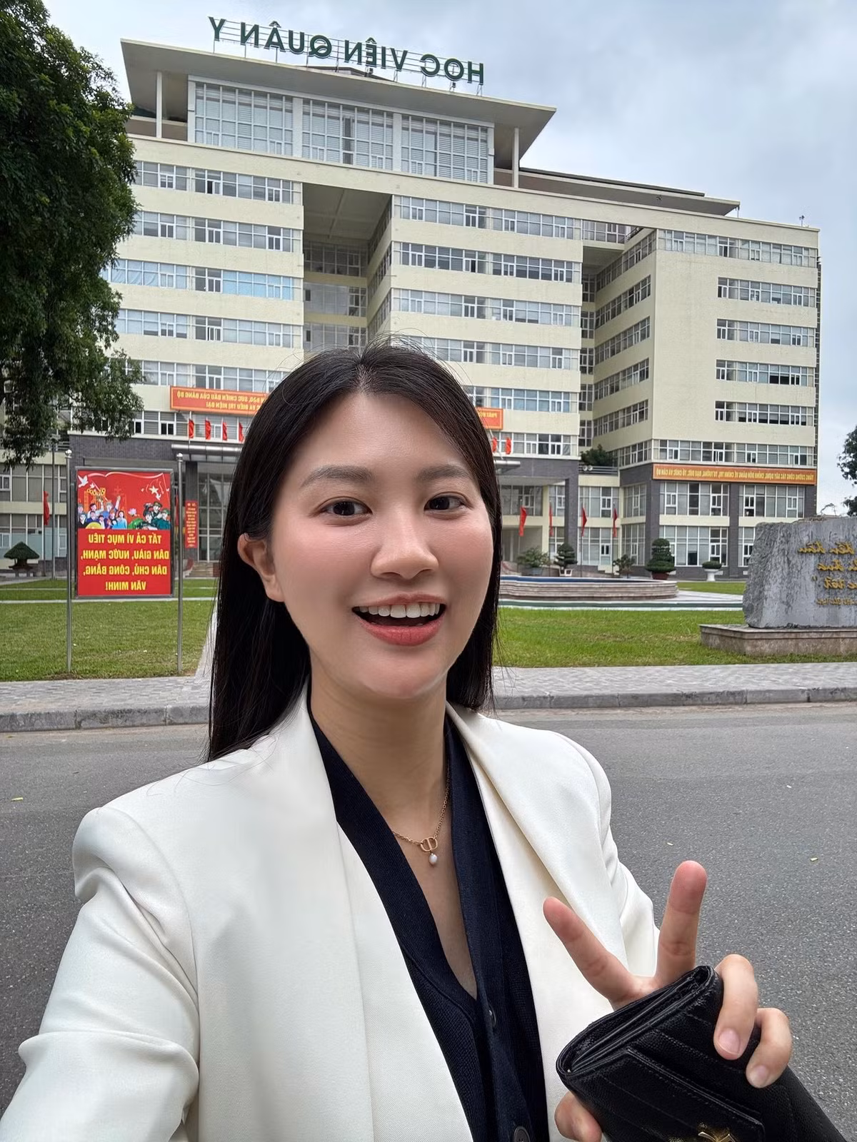 Khổng Hạnh Nguyên được biết đến không chỉ bởi nhan sắc dịu dàng, xinh đẹp mà còn bởi thành tích học tập và công việc đáng ngưỡng mộ. (Ảnh: FBNV)