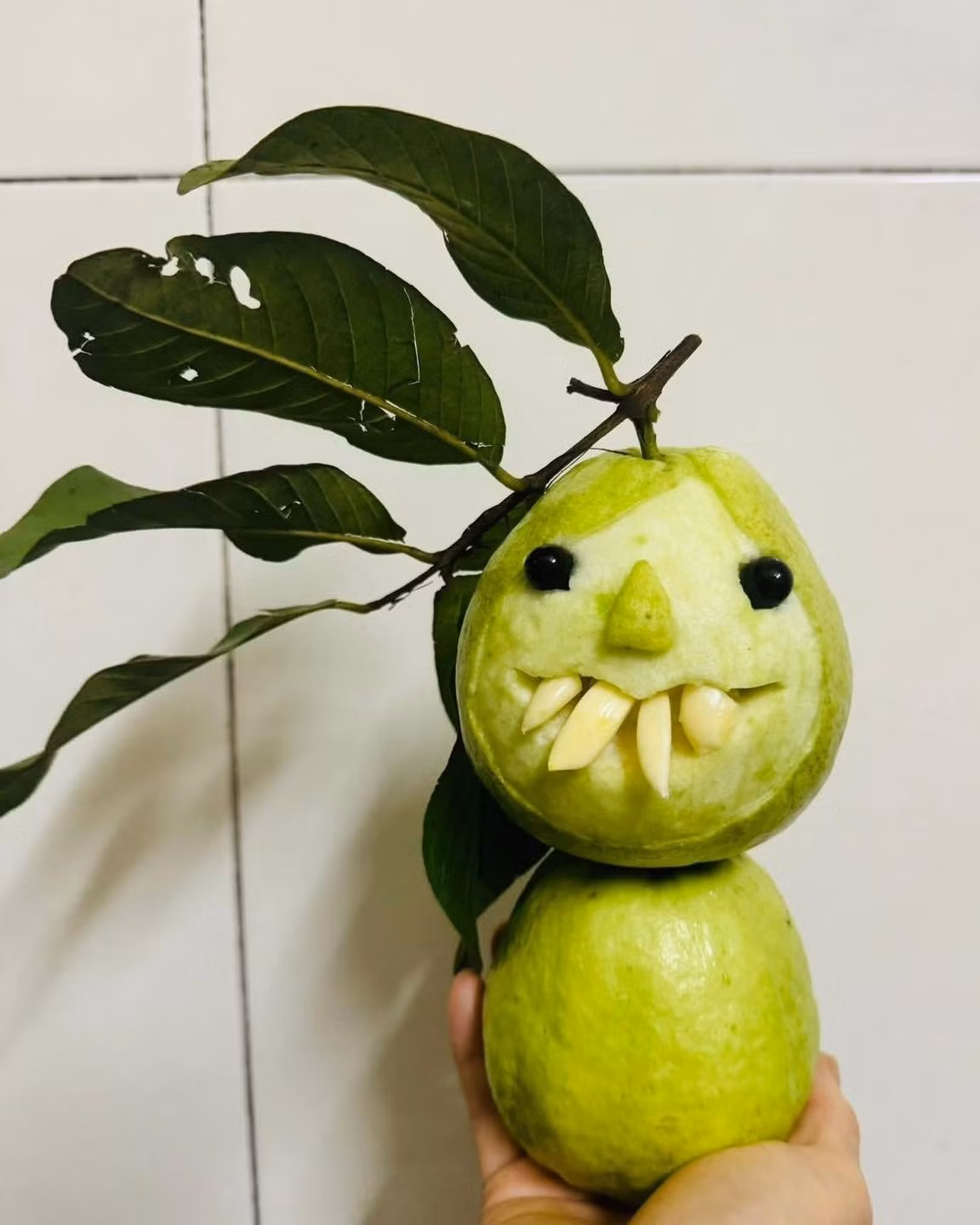 Hình ảnh chú thỏ ngọc - biểu tượng của Trung Thu - đã được làm từ quả bưởi và xanh, nhưng lại có một đôi răng nanh trắng muốt nhọn hoắt lộ ra. (Ảnh: FB Phạm Chuyên)