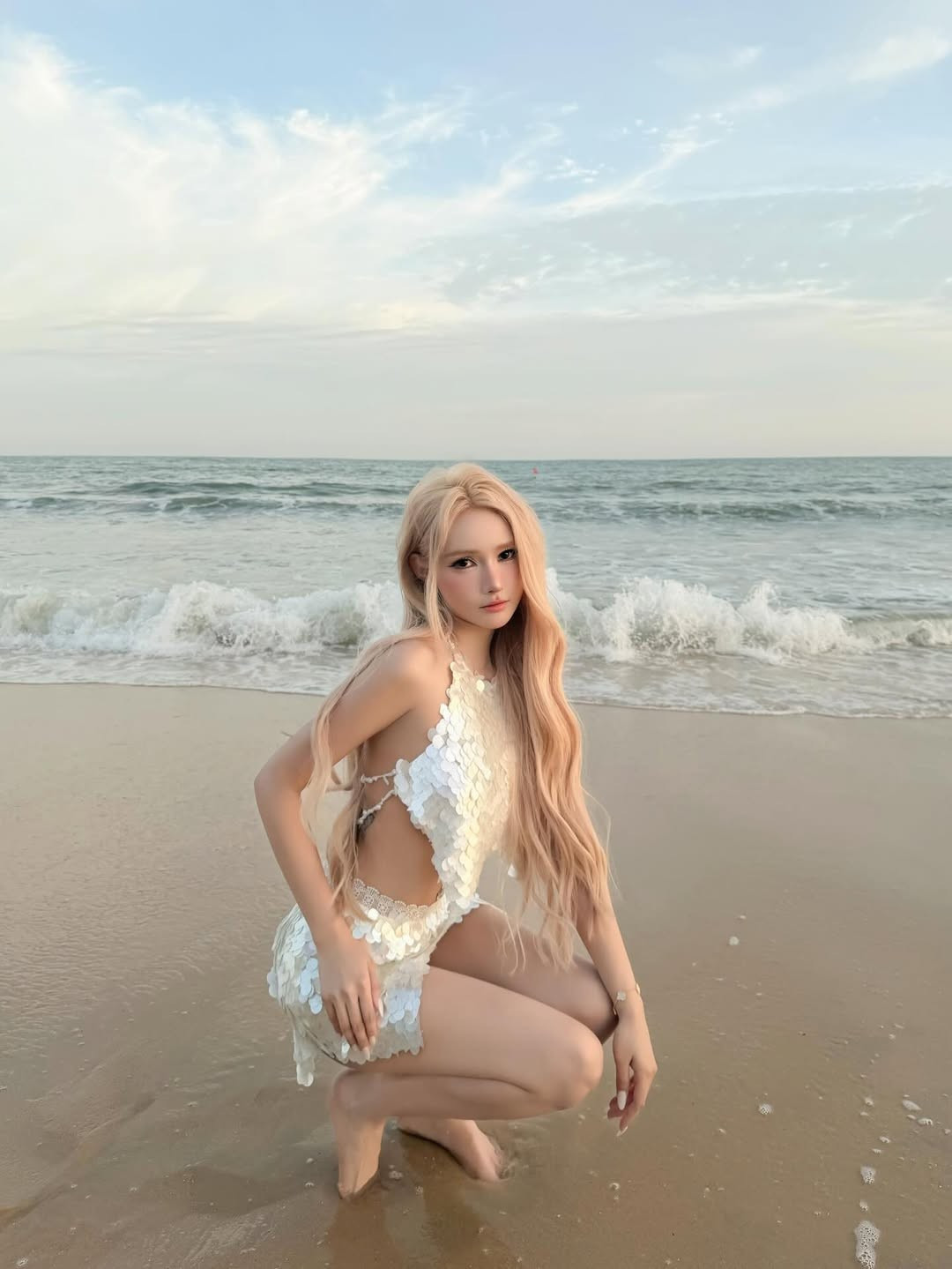 Từng biểu cảm từ ánh mắt mơ màng đến nụ cười mỉm nhẹ nhàng đều cho thấy sự chuyên nghiệp và thần thái ngày càng thăng hạng của Jenny Yến. Nhiều người hâm mộ đã để lại bình luận khen ngợi: "Đúng là nàng tiên cá có thật", "Nhan sắc này thực sự không phải dạng vừa". (Ảnh: IGNV)