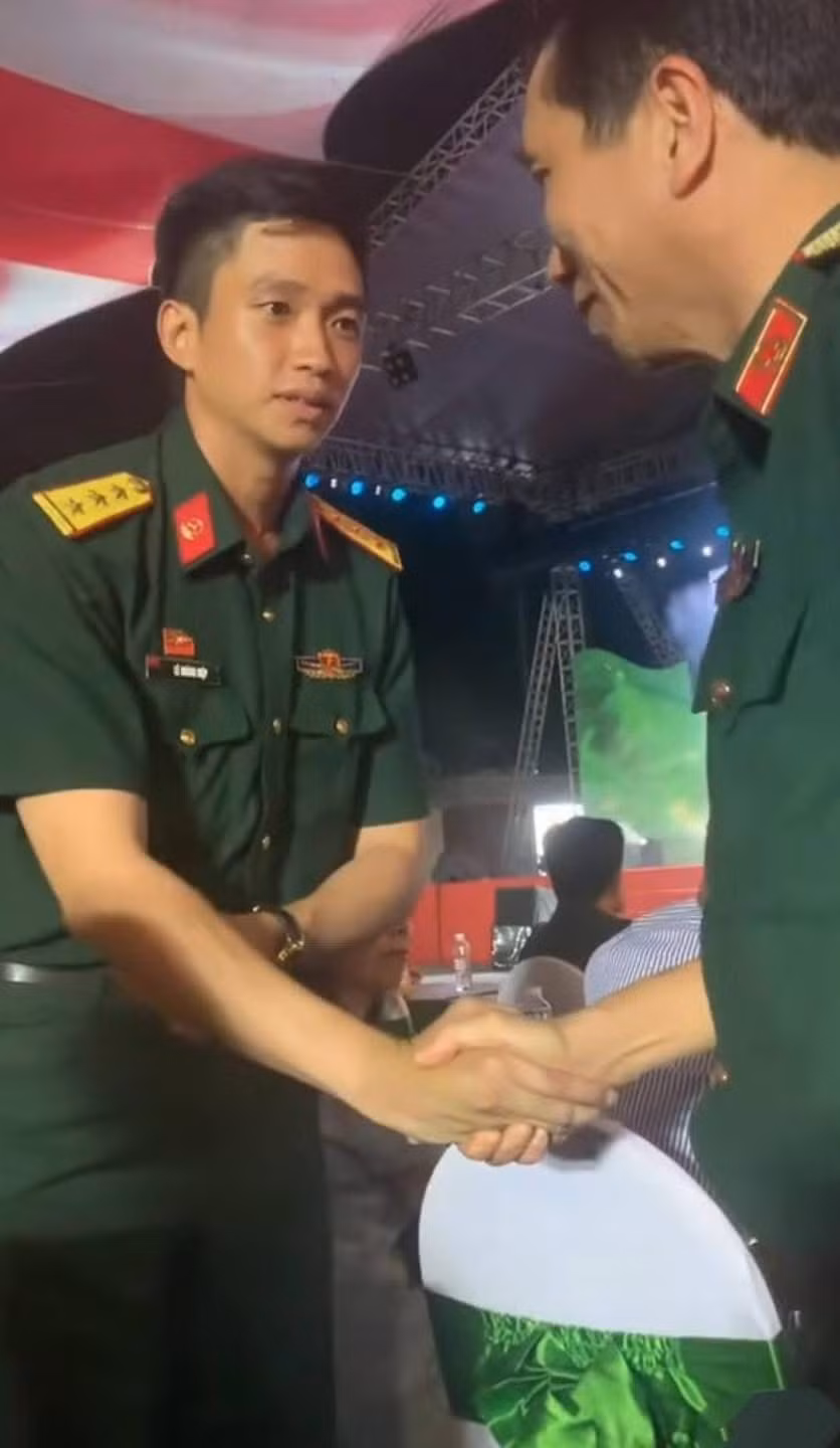 Lê Hoàng Hiệp được đánh giá sở hữu gương mặt điển trai, thần thái cuốn hút và vẻ ngoài nam tính, rắn rỏi. Dù hình ảnh lan truyền rộng rãi, anh vẫn giữ được tính cách kín tiếng và hiếm khi chia sẻ hình ảnh cá nhân trên mạng xã hội.