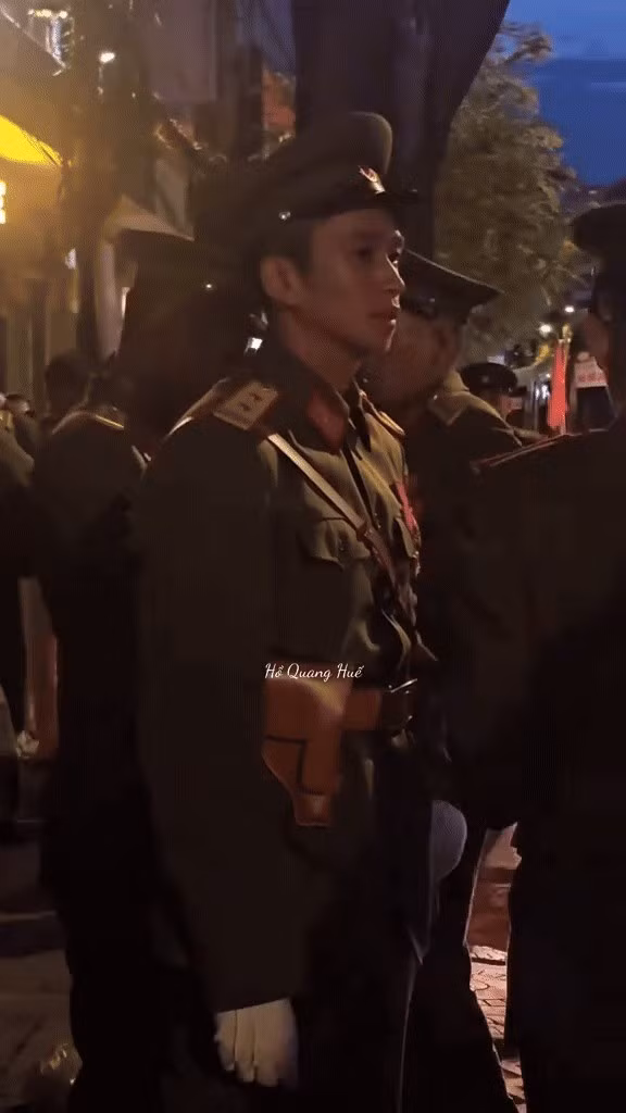 Sự yêu mến của các bạn trẻ dành cho Hiệp là thật, và đáng trân trọng. Nhưng tình cảm, dù là tích cực, cũng cần được thể hiện có chừng mực.