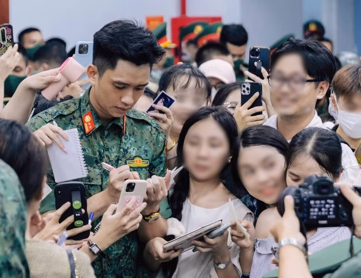 Hàng trăm bạn trẻ có mặt tại ga Sài Gòn, vây quanh nam chiến sĩ để được gặp mặt trực tiếp. Cảnh tượng này cho thấy sức hút đặc biệt và tình cảm mà công chúng dành cho những người lính bảo vệ Tổ quốc.