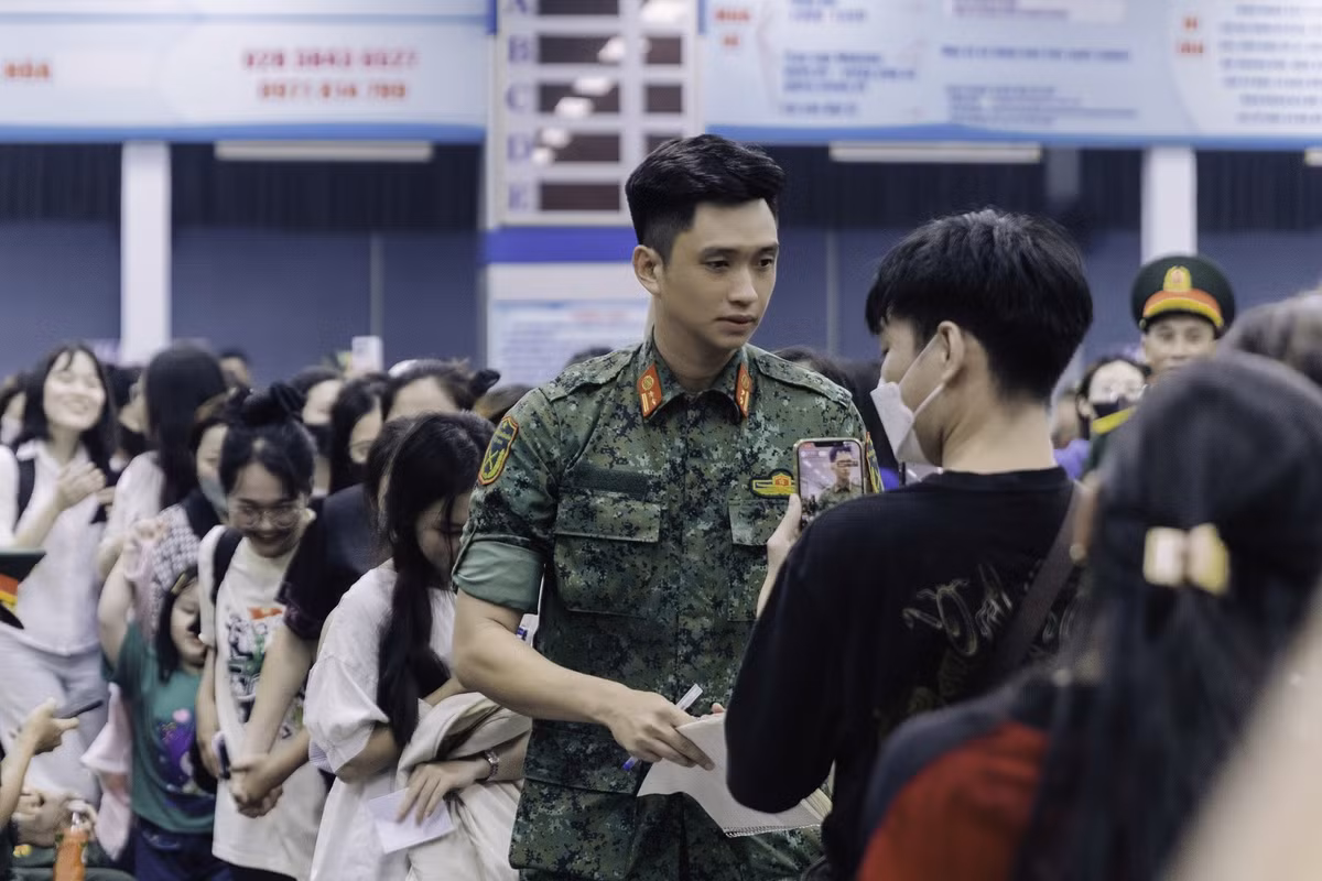 Trong tối 4/6, khi chuẩn bị lên chuyến tàu ra Hà Nội để tham gia huấn luyện chuẩn bị cho lễ diễu binh kỷ niệm 80 năm Cách mạng Tháng Tám và Quốc khánh 2/9, Thượng úy Lê Hoàng Hiệp đã được đón chào nồng nhiệt bởi đông đảo người hâm mộ.