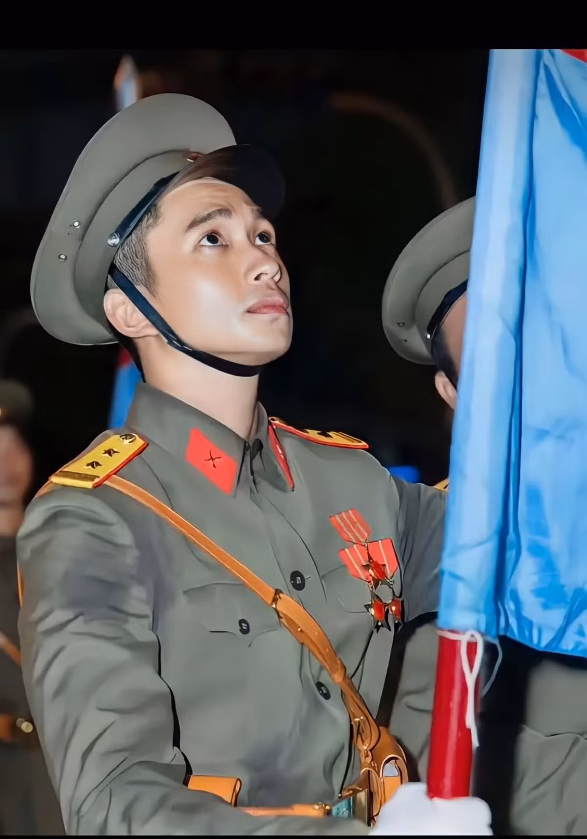 Chỉ trong vài giây thoáng qua, hình ảnh của nam chiến sĩ đã thu hút hàng triệu lượt xem và chia sẻ trên các nền tảng mạng xã hội.