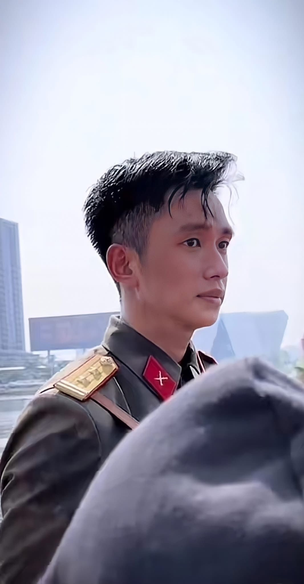 Không chỉ thế việc dồn hết ánh nhìn, sự chú ý, lời gọi chỉ về một người, vô tình làm lu mờ nỗ lực của cả tập thể và đi ngược lại tinh thần kỷ luật, đoàn kết trong quân đội.