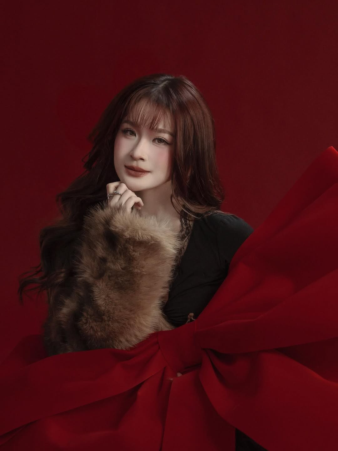 Cô nàng có thể biến hóa linh hoạt từ quyến rũ, gợi cảm đến ngọt ngào, tiểu thư. Mỗi khung hình đều cho thấy sự tự tin của một phụ nữ trẻ tự chủ và độc lập. (Ảnh: IGNV)