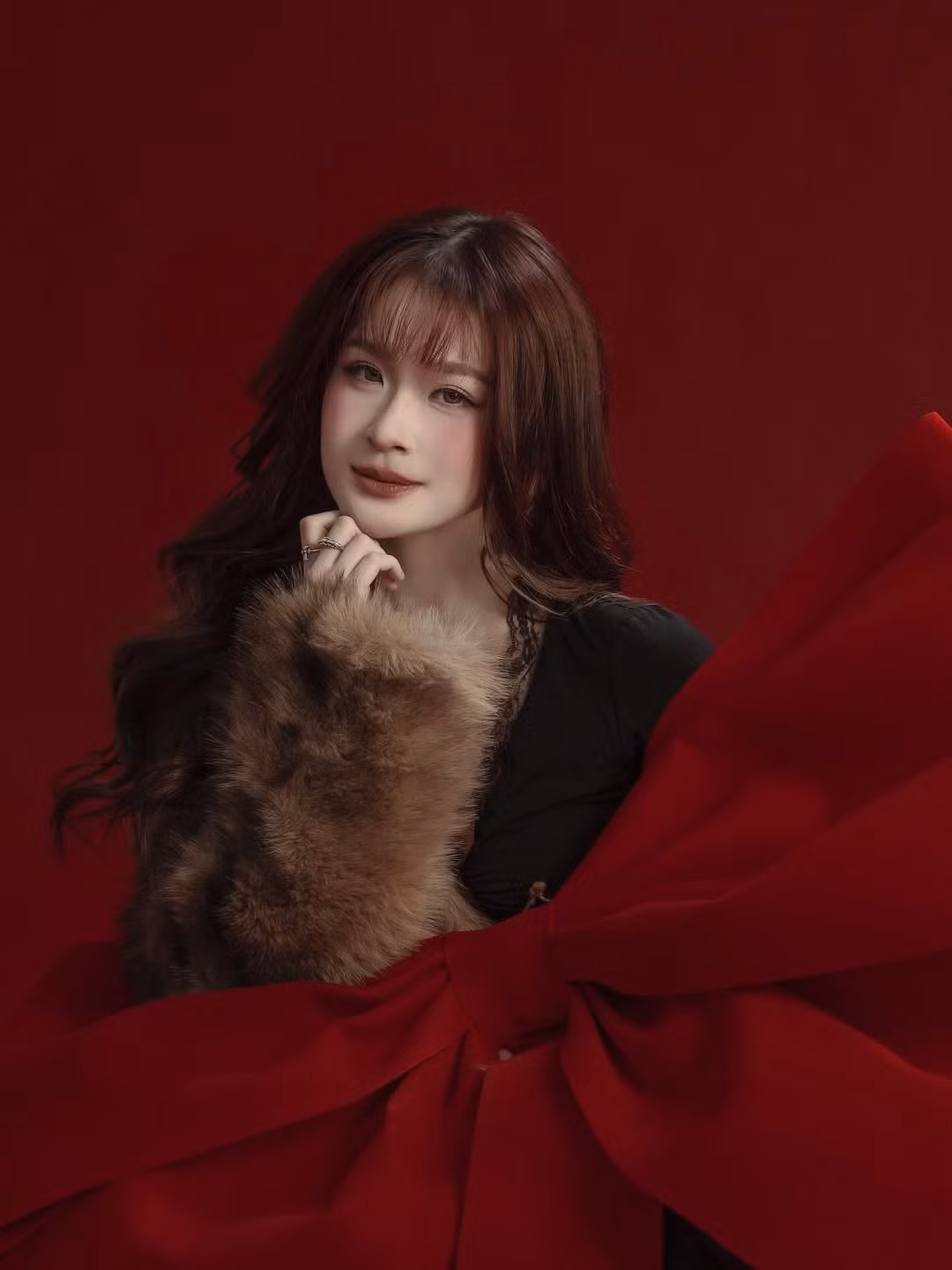 Cô nàng có thể biến hóa linh hoạt từ quyến rũ, gợi cảm đến ngọt ngào, tiểu thư. Mỗi khung hình đều cho thấy sự tự tin của một phụ nữ trẻ tự chủ và độc lập. (Ảnh: IGNV)