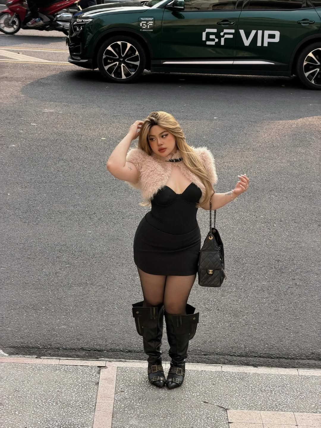 Lối ăn mặc của Cố Hữu Vi không chỉ đơn thuần là thời trang, mà còn là lời khẳng định về sự tự tin. Cô chứng minh rằng vẻ đẹp không nằm ở size quần áo, mà nằm ở cách bạn yêu thương và phô diễn cơ thể mình. (Ảnh: IGNV)