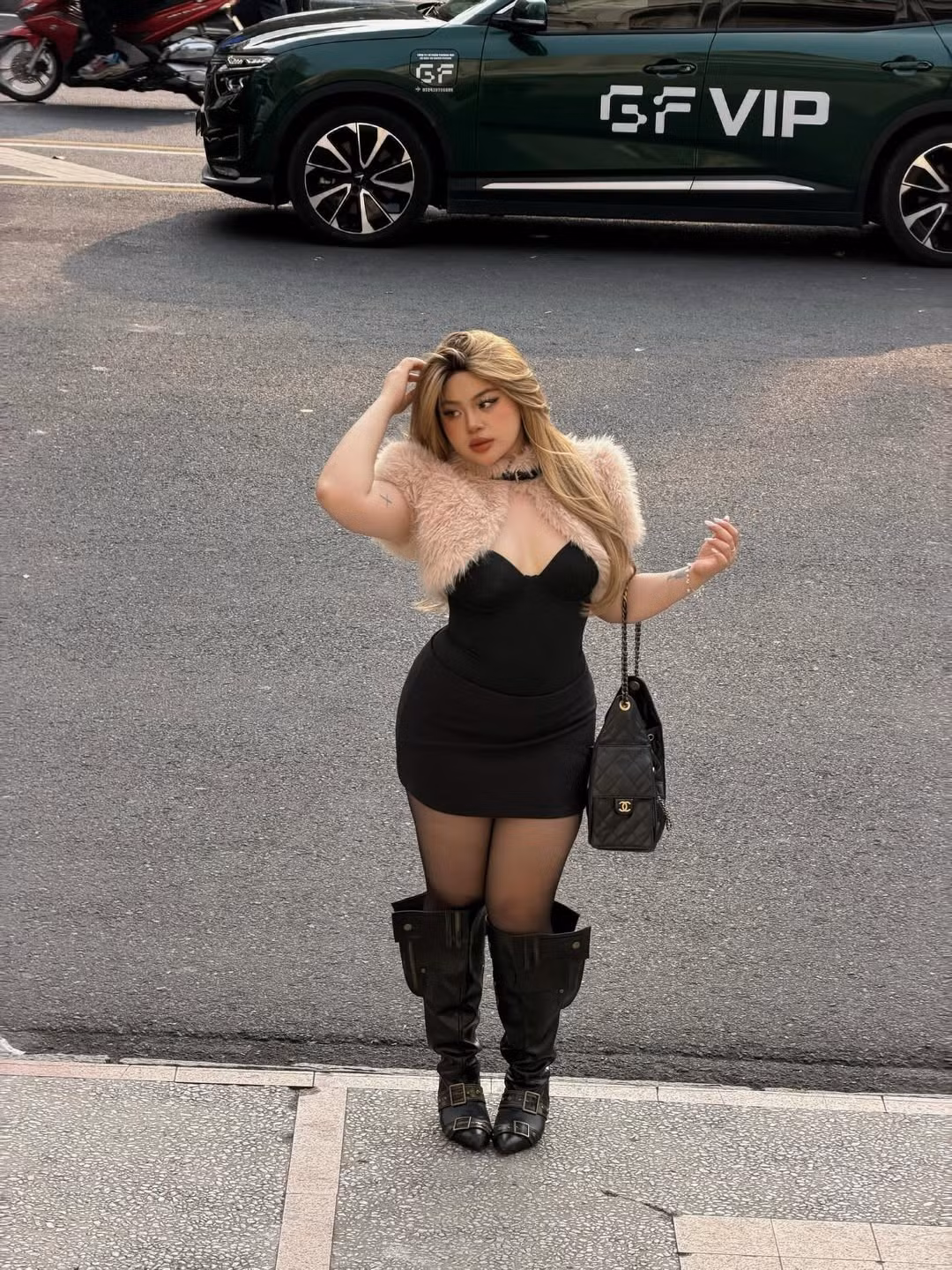 Lối ăn mặc của Cố Hữu Vi không chỉ đơn thuần là thời trang, mà còn là lời khẳng định về sự tự tin. Cô chứng minh rằng vẻ đẹp không nằm ở size quần áo, mà nằm ở cách bạn yêu thương và phô diễn cơ thể mình. (Ảnh: IGNV)