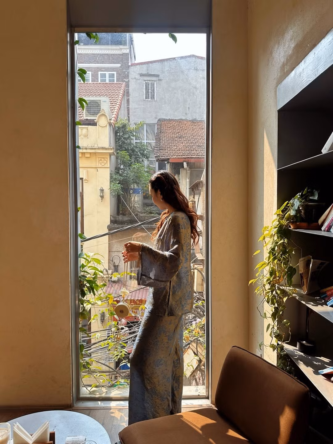 Cô nàng khéo léo kết hợp cùng một chiếc túi xách cầm tay nhỏ xinh màu kem và kiểu tóc buộc nửa đầu đơn giản, khoe trọn gương mặt thanh tú với lối trang điểm tông hồng đào trong trẻo. (Ảnh: IGNV)