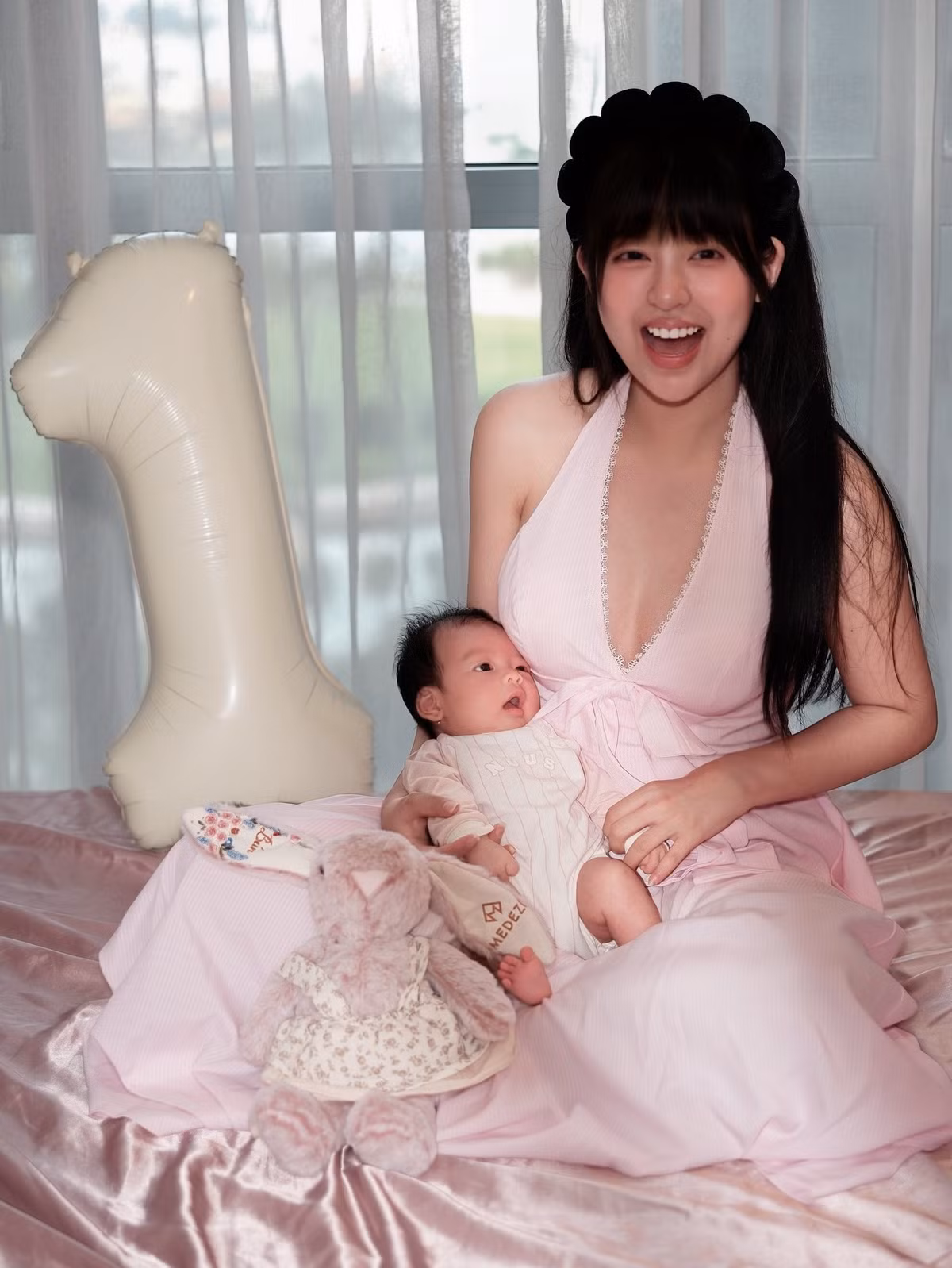 Sau khi lên xe hoa cùng ông xã Mai Thiên Ân, sau đó hạ sinh con gái đầu lòng, Thanh Tâm được nhận xét trở nên đằm thắm và trưởng thành hơn. Cô dành nhiều thời gian chăm sóc con và chia sẻ những khoảnh khắc gia đình hạnh phúc, nhận được nhiều thiện cảm từ công chúng. (Ảnh: IGNV)