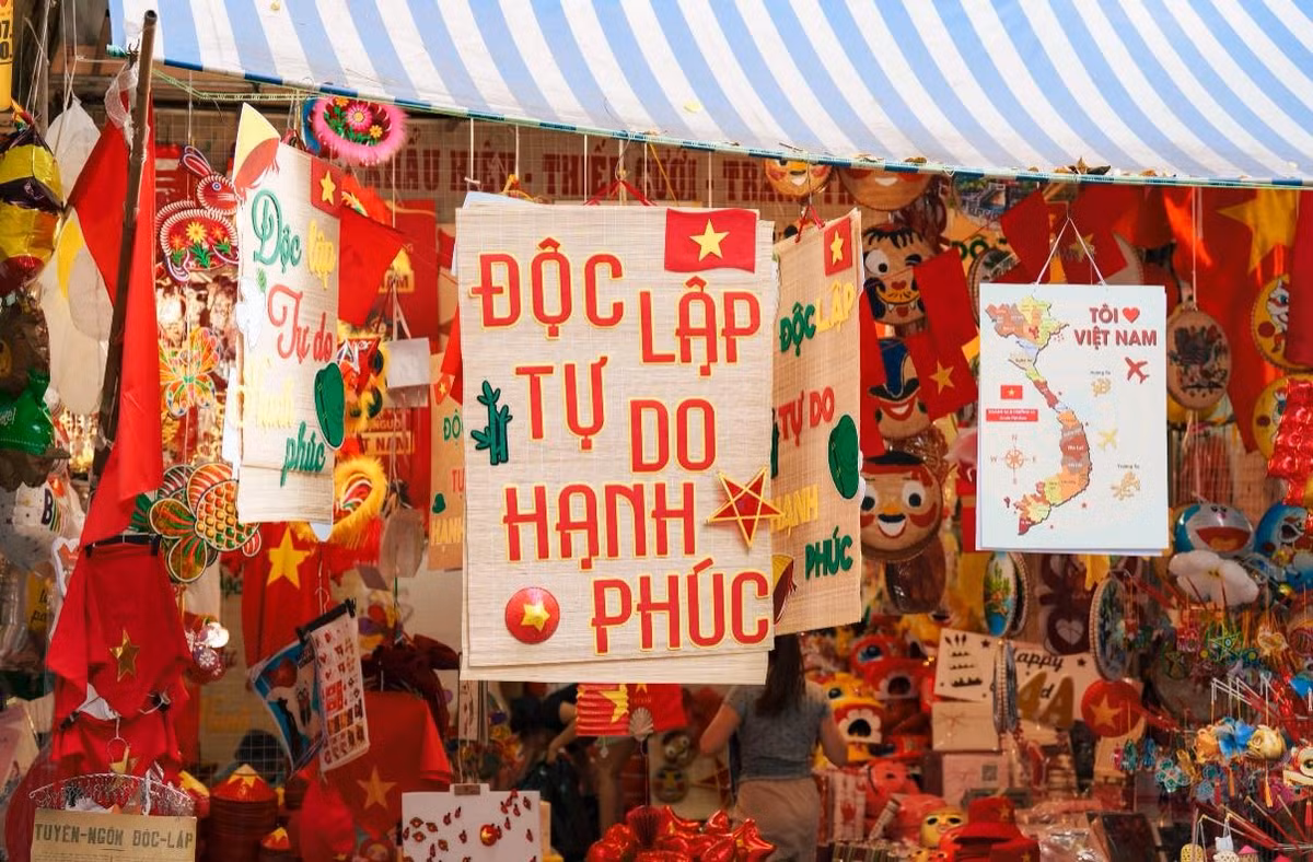 Nhiều tuyến phố như: Hàng Mã, Hàng Lược, đường Độc Lập... rực rỡ sắc màu của cờ Đảng, cờ Tổ Quốc. Tại Hàng Mã, những vật phẩm trang trí thấm đẫm tinh thần yêu nước được bày bán vô cùng bắt mắt. (Ảnh: Blog Của Rọt)