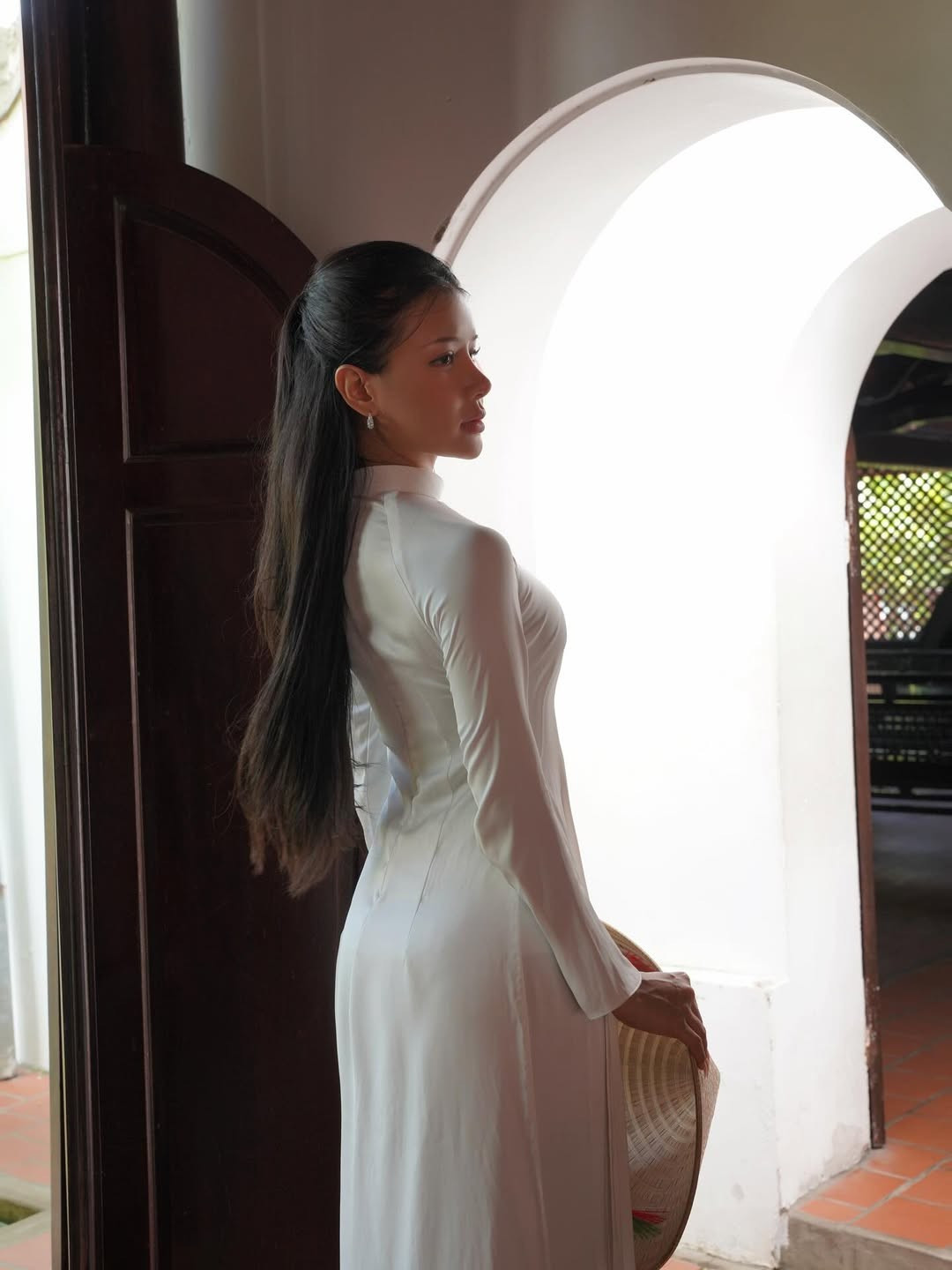 Lá cờ đỏ sao vàng được Xuân Ca nâng niu trên tay, cô nàng còn khéo léo kết hợp với chiếc khăn rằn - hình ảnh quen thuộc của người Việt sống ở đất Nam bộ và đồng bằng sông Cửu Long. (Ảnh: IGNV)