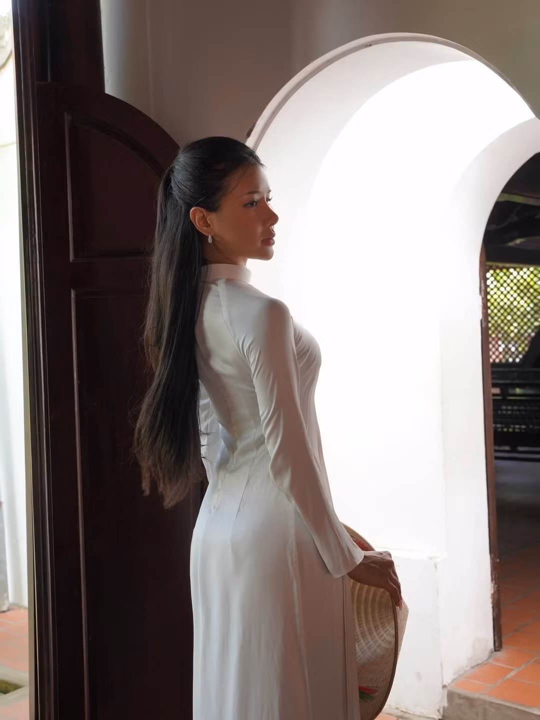 Lá cờ đỏ sao vàng được Xuân Ca nâng niu trên tay, cô nàng còn khéo léo kết hợp với chiếc khăn rằn - hình ảnh quen thuộc của người Việt sống ở đất Nam bộ và đồng bằng sông Cửu Long. (Ảnh: IGNV)