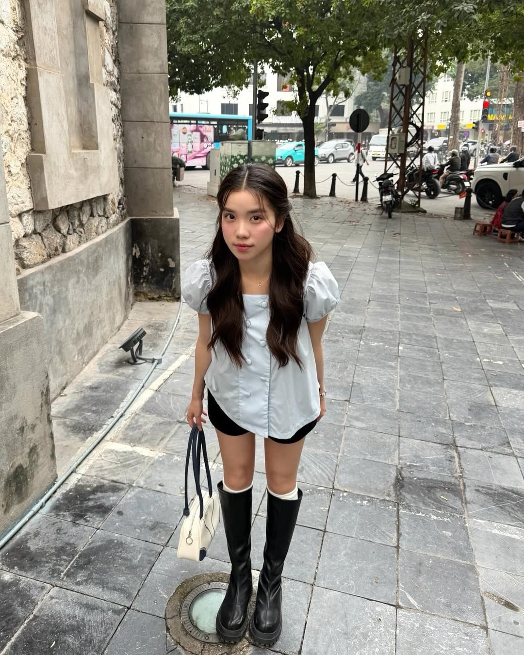 Kiểu dáng suông nhẹ không chỉ giúp tôn lên nét mảnh mai mà còn tạo cảm giác thoải mái, năng động cho những buổi cà phê dạo phố. (Ảnh: IGNV)