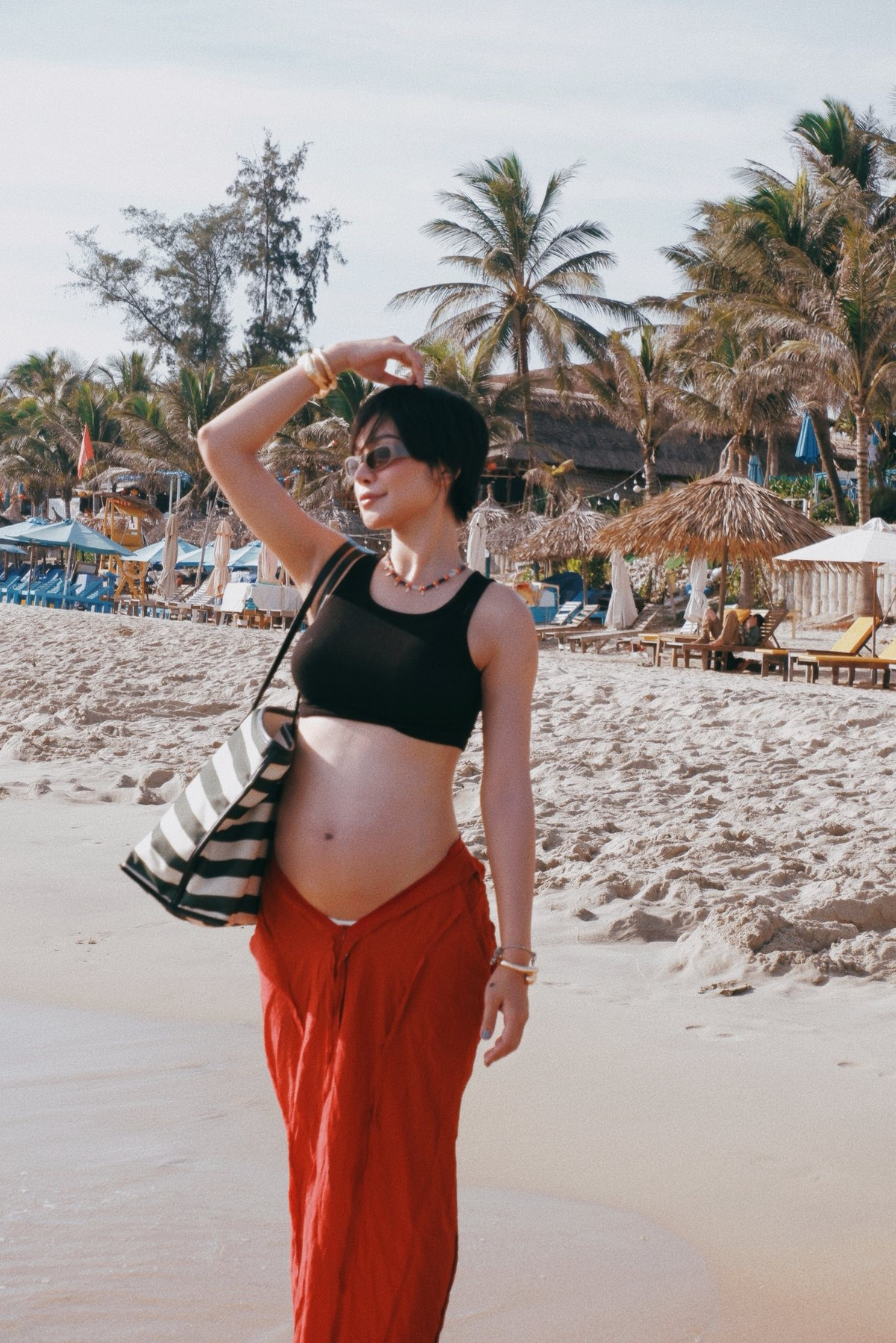 Sáng 20/8, Lê Thu Trang bất ngờ thông báo tin vui đang mang thai con đầu lòng với ông xã là diễn viên Quang Sơn. Trên trang cá nhân, cô nàng thường chia sẻ hình ảnh tận hưởng trọn vẹn từng khoảnh khắc của thai kỳ.(Ảnh: IGNV)