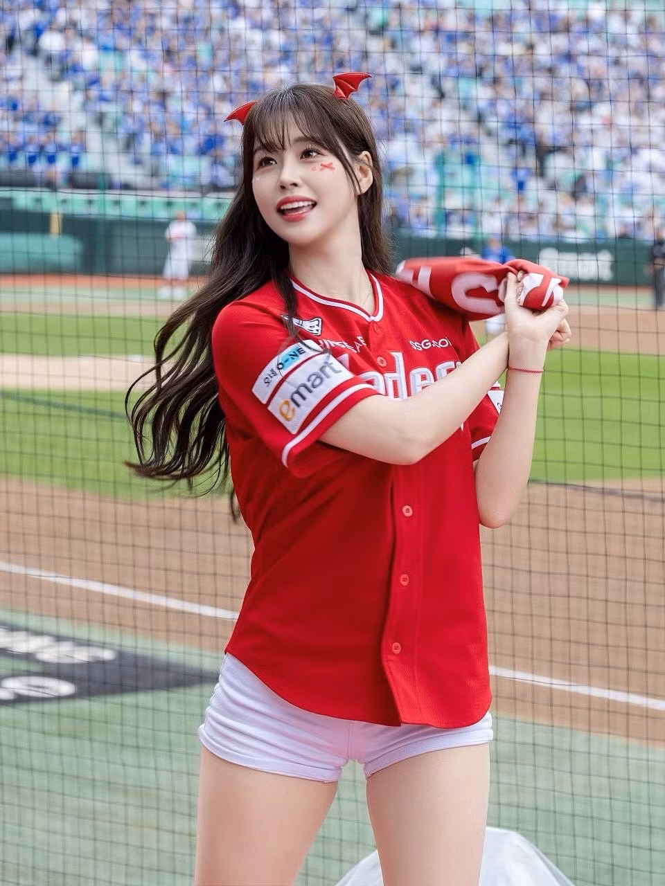 Với gương mặt thanh tú và nụ cười rạng rỡ, cô được người hâm mộ ưu ái gọi bằng những danh xưng như "nữ thần sân cỏ" hay "thiên thần cổ vũ". Mỗi lần xuất hiện trên khán đài, cô luôn trở thành tâm điểm thu hút mọi ánh nhìn và ống kính máy ảnh. (Ảnh: IGNV)