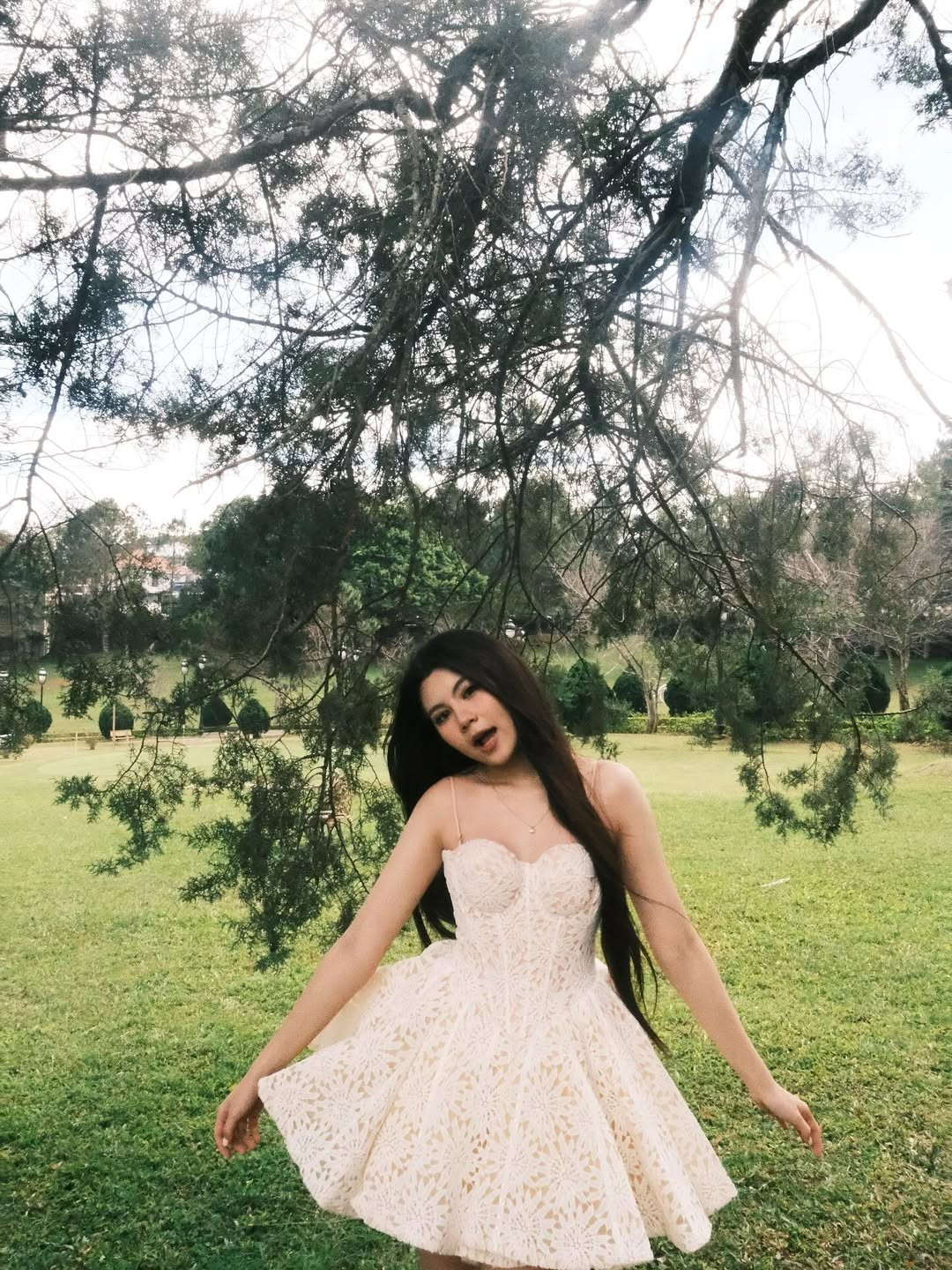 Thảo Ngọc sở hữu đôi mắt to tròn, sống mũi cao và đặc biệt là lúm đồng tiền duyên dáng mỗi khi mỉm cười. (Ảnh: IGNV)