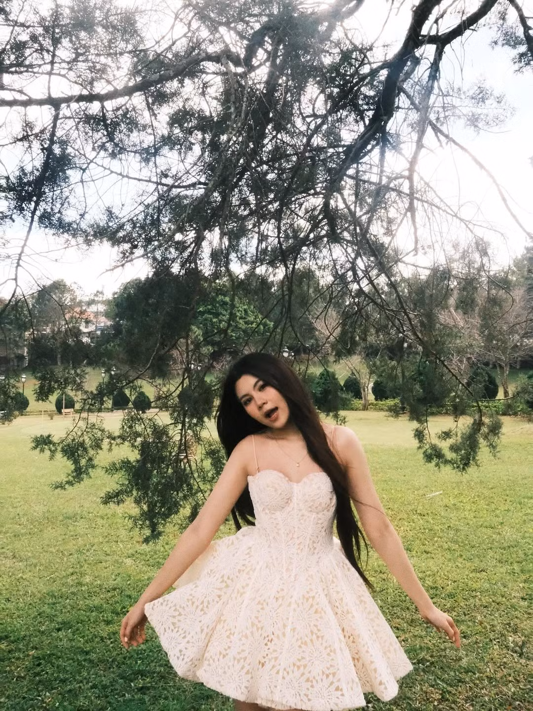 Thảo Ngọc sở hữu đôi mắt to tròn, sống mũi cao và đặc biệt là lúm đồng tiền duyên dáng mỗi khi mỉm cười. (Ảnh: IGNV)