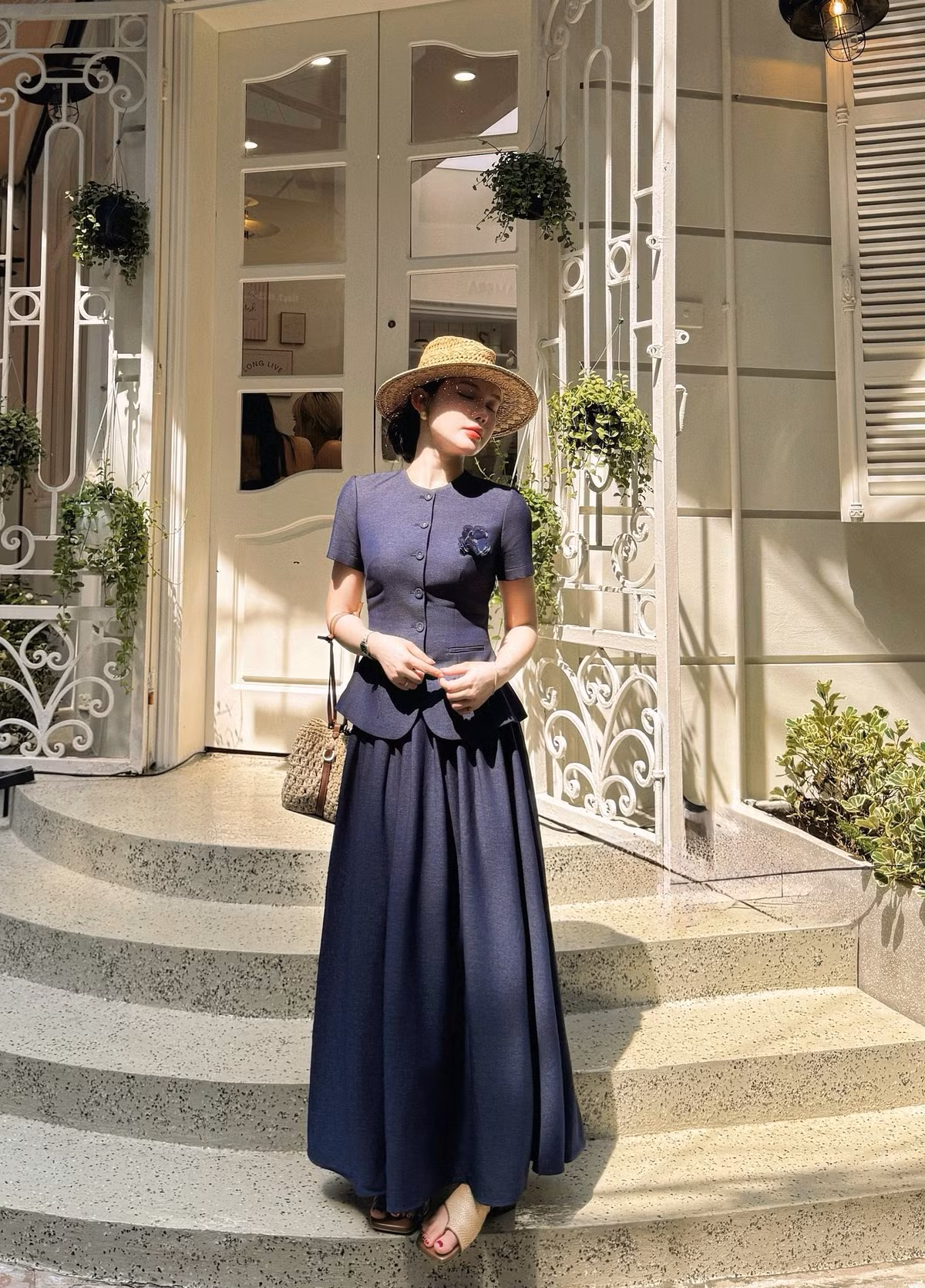 Màu xanh navy không chỉ làm nổi bật làn da trắng mịn mà còn mang đến cảm giác cổ điển, đầy mê hoặc. (Ảnh: FBNV)