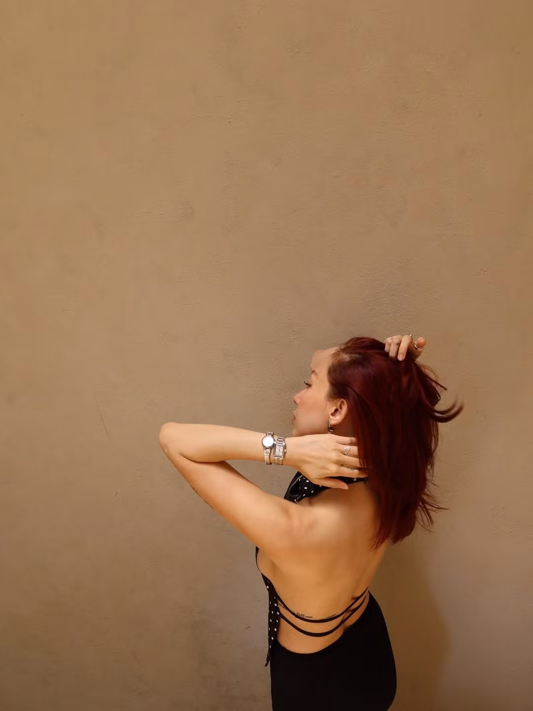 Trong loạt ảnh dạo phố được đăng tải, Tóc Tiên diện thiết kế áo cổ yếm, với điểm nhấn là họa tiết chấm bi trắng nổi bật và phần lưng khoét sâu táo bạo. (Ảnh: IGNV)