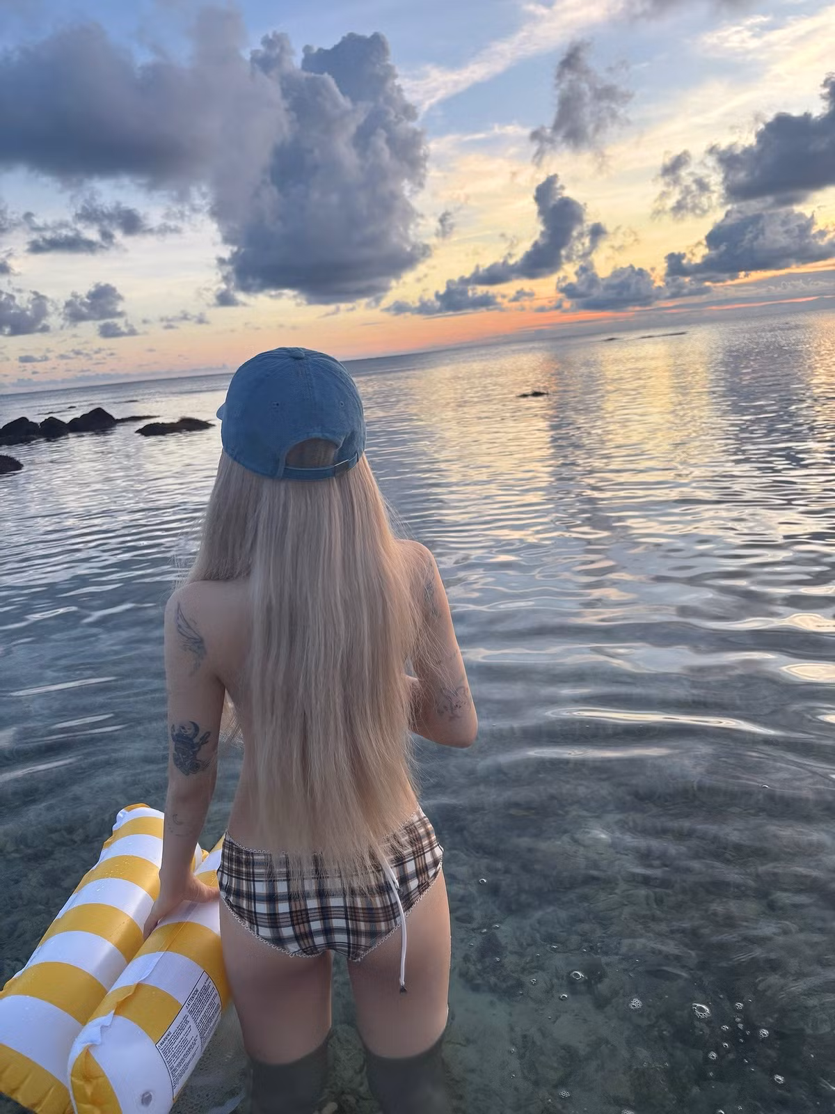 Chiếc mũ lưỡi trai cùng mái tóc sáng màu càng làm nổi bật vẻ ngoài năng động, phóng khoáng nhưng không kém phần quyến rũ của cô nàng.