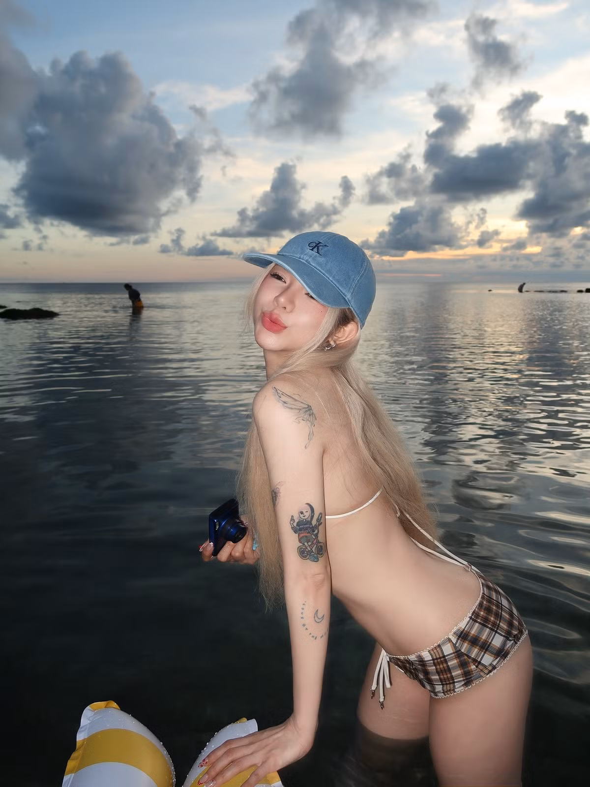 Ánh sáng vàng cam của buổi xế chiều chiếu rọi, càng làm tăng thêm vẻ đẹp hút hồn và huyền ảo cho những bức ảnh.