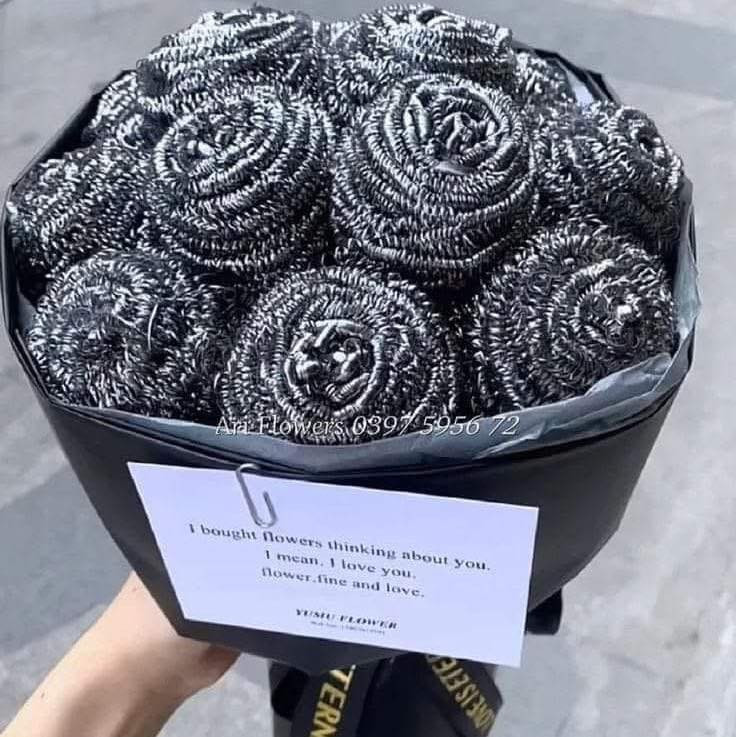 Ngày Phụ nữ Việt Nam 20/10 đang đến gần, nếu đã quá nhàm chán với những bó hoa hồng truyền thống, đây chính là lúc để các "đấng mày râu" thể hiện sự sáng tạo và độ tinh tế bằng những bó hoa "có một không hai", vừa đẹp mắt, vừa thiết thực, lại còn có thể... ăn được!