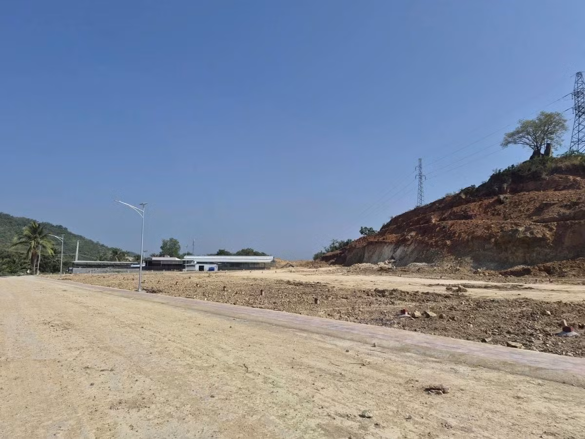 Gần khu đất, đã mở đường, lắp đặt điện chiếu sáng.