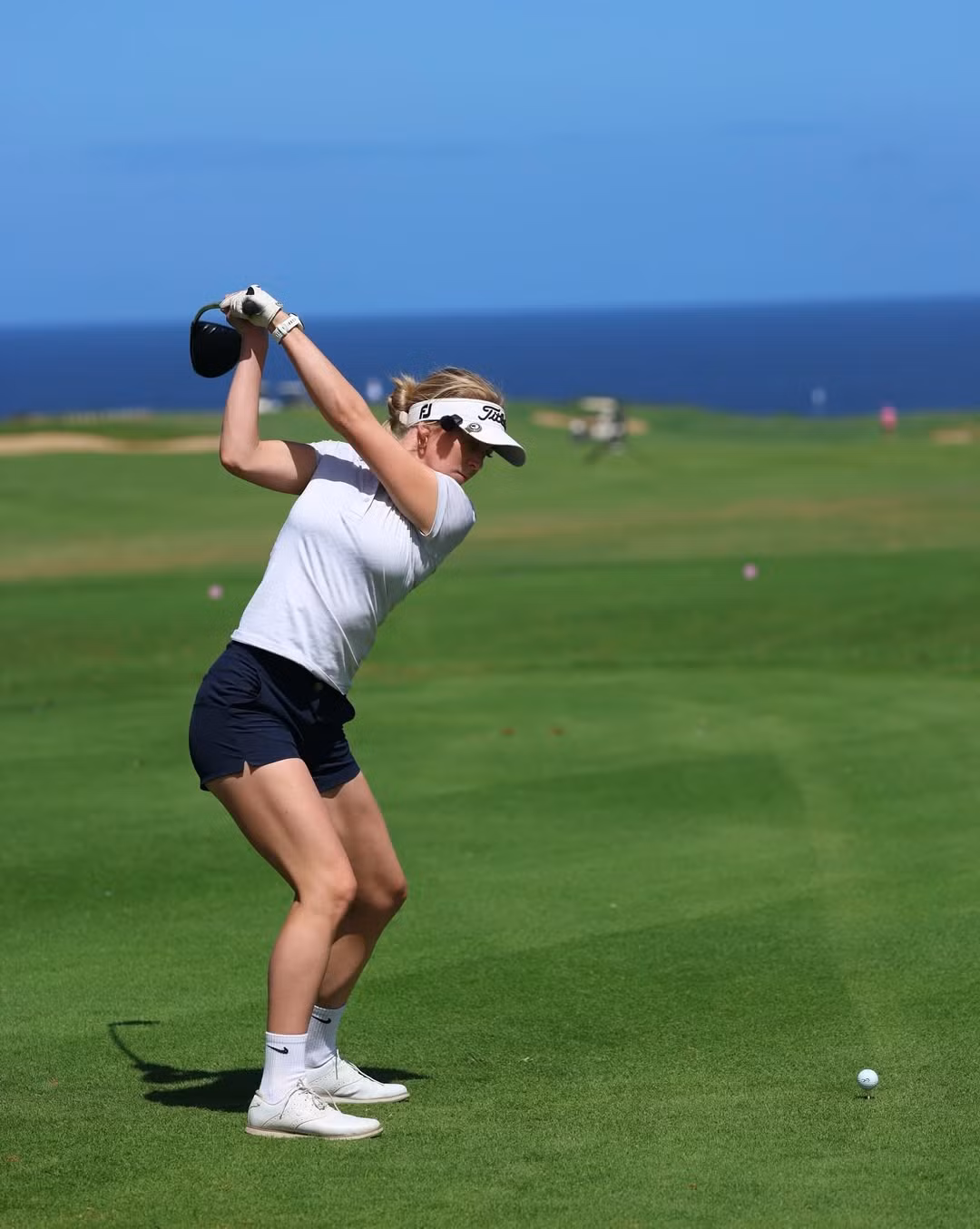 Bắt đầu làm quen với golf từ khi còn nhỏ, Grace Charis nhanh chóng bị cuốn hút bởi môn thể thao quý tộc này. Dù chưa chính thức thi đấu chuyên nghiệp, kỹ năng và khả năng chơi golf của cô không hề thua kém các golfer thực thụ, thể hiện sự am hiểu và niềm đam mê sâu sắc với bộ môn này.