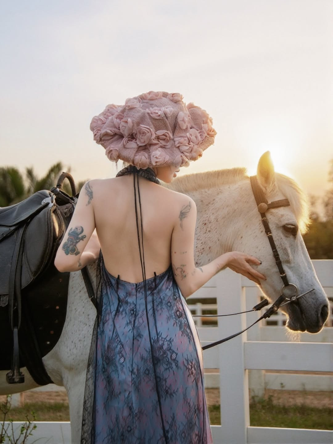 Điểm nhấn của trang phục không chỉ nằm ở chất liệu ren xuyên thấu táo bạo mà còn ở cách phối màu huyền bí, tạo nên sự tương phản rõ nét với khung cảnh thiên nhiên thơ mộng. (Ảnh: IGNV)