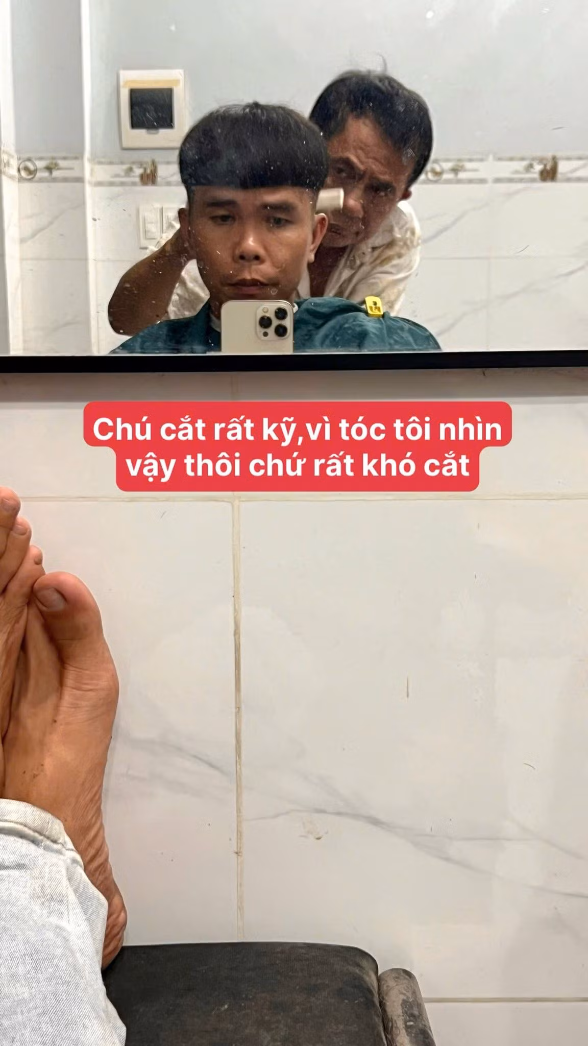 Tuy nhiên bất ngờ cũng chưa dừng ở đó, kiểu tóc của chàng trai khiến nhiều người phải bật cười.