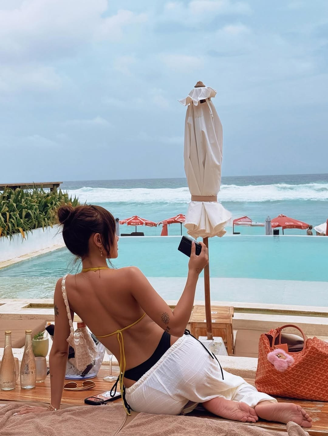 Những hình xăm nghệ thuật mảnh nhỏ dọc cánh tay trở thành món “trang sức” đặc biệt, tôn lên nét cá tính khó trộn lẫn. (Ảnh: IGNV)