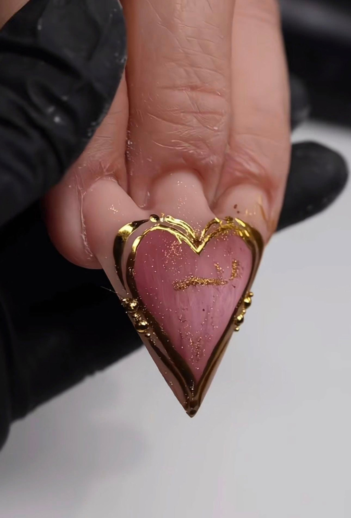 Bên cạnh đó, nhiều người cho rằng mẫu nail này tuy có lạ nhưng không có tính ứng dụng. Việc 3 ngón tay bị dính chặt vào nhau khiến bàn tay gần như mất đi chức năng cầm nắm cơ bản. Những câu hỏi dồn dập như: "Đi vệ sinh kiểu gì?", "Mặc quần áo thế nào?" hay "Nếu lỡ ngứa thì gãi bằng niềm tin à?" xuất hiện dày đặc dưới bài đăng.