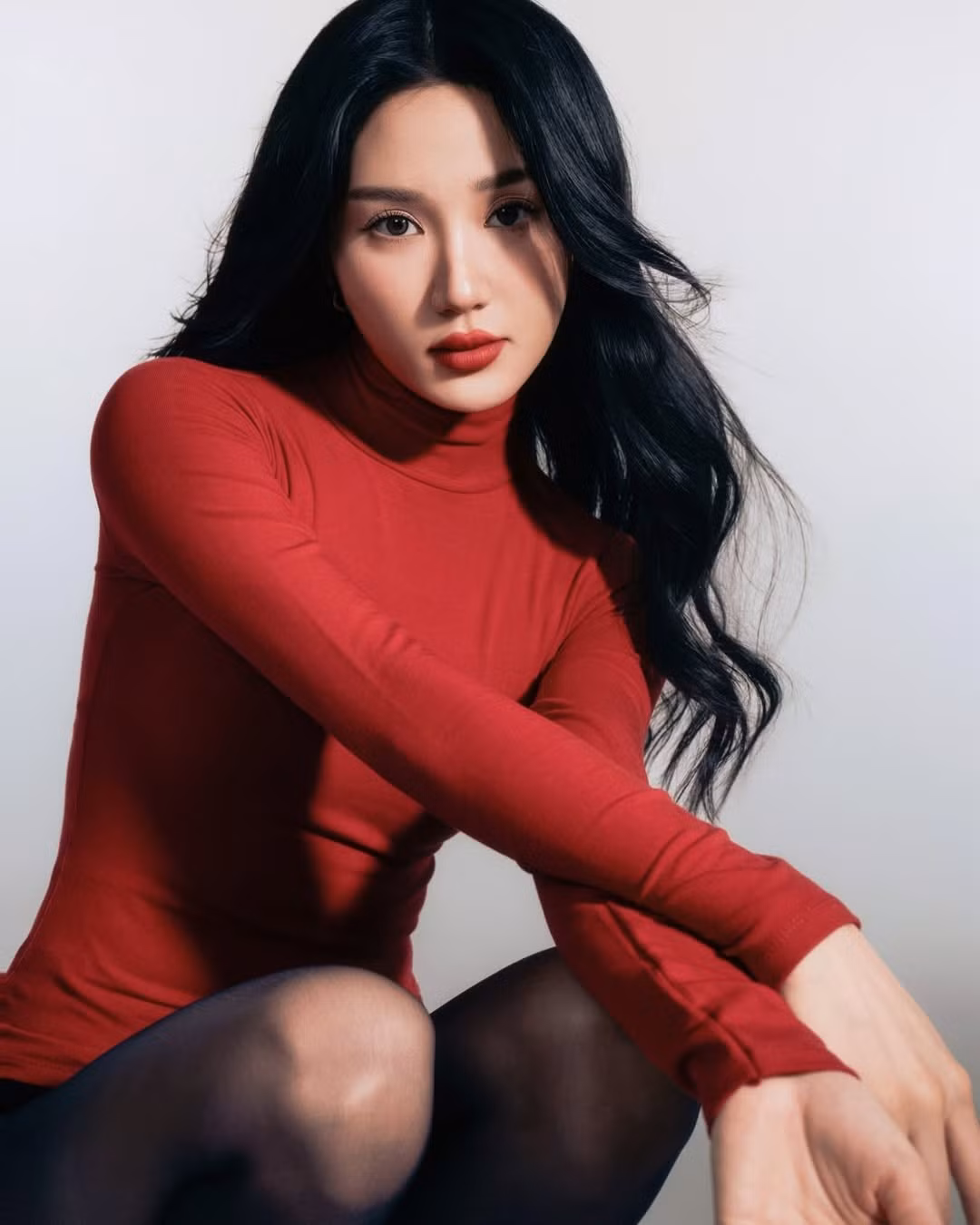 Bộ ảnh không chỉ là món quà dành tặng người hâm mộ mà còn là lời khẳng định về sự thay đổi phong cách của Mina Young. (Ảnh: IGNV)