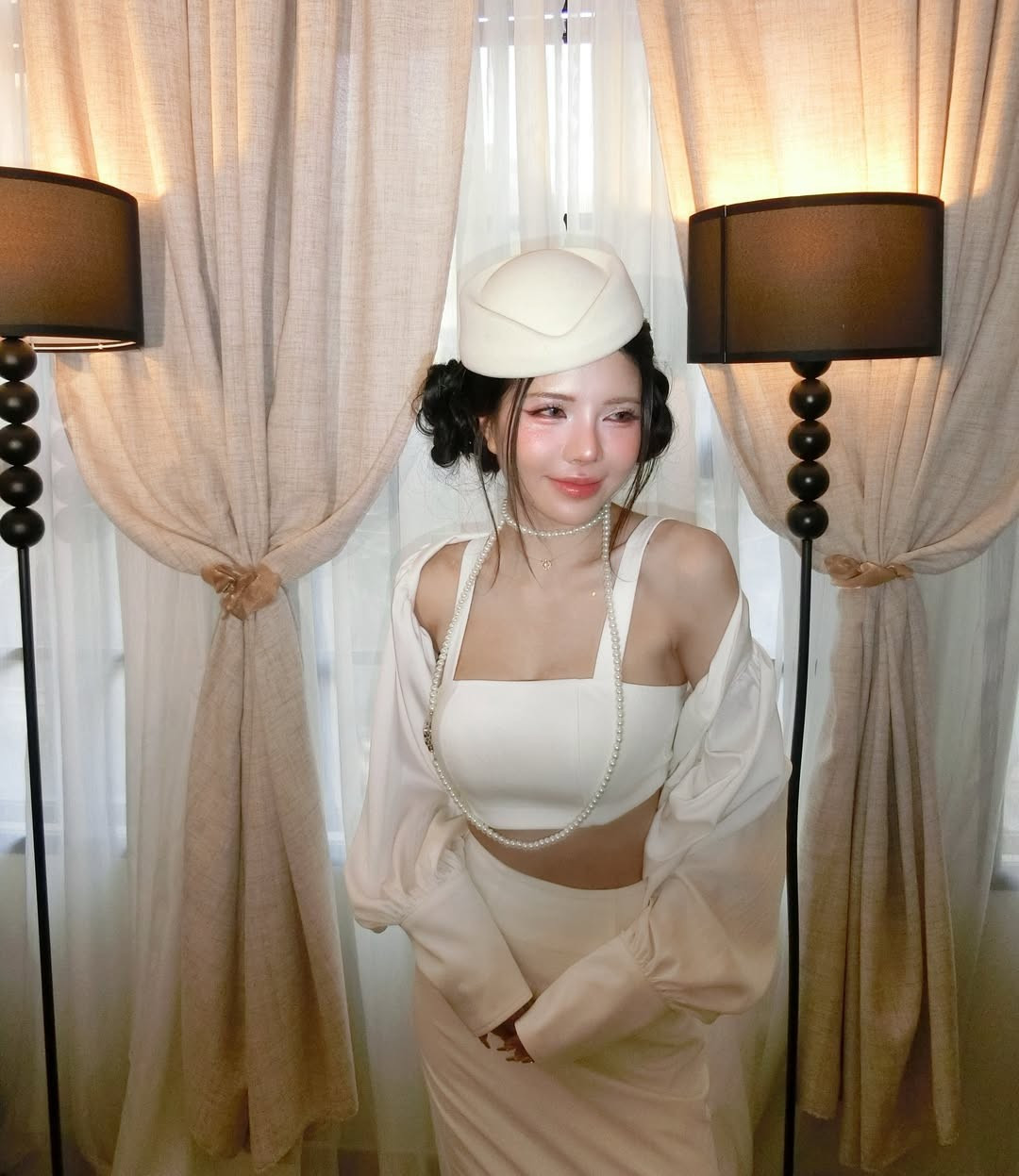 Trong bộ ảnh vừa chia sẻ, Mai Dora lựa chọn concept trắng toàn tập - một lựa chọn thông minh để tôn lên làn da trắng sứ và khí chất đài các. Nữ MC tài năng của làng Esports Việt diện bộ trang phục được thiết kế tỉ mỉ với áo crop-top ôm sát kết hợp cùng chân váy dài, khéo léo khoe trọn vòng eo "con kiến" thương hiệu. (Ảnh: IGNV)